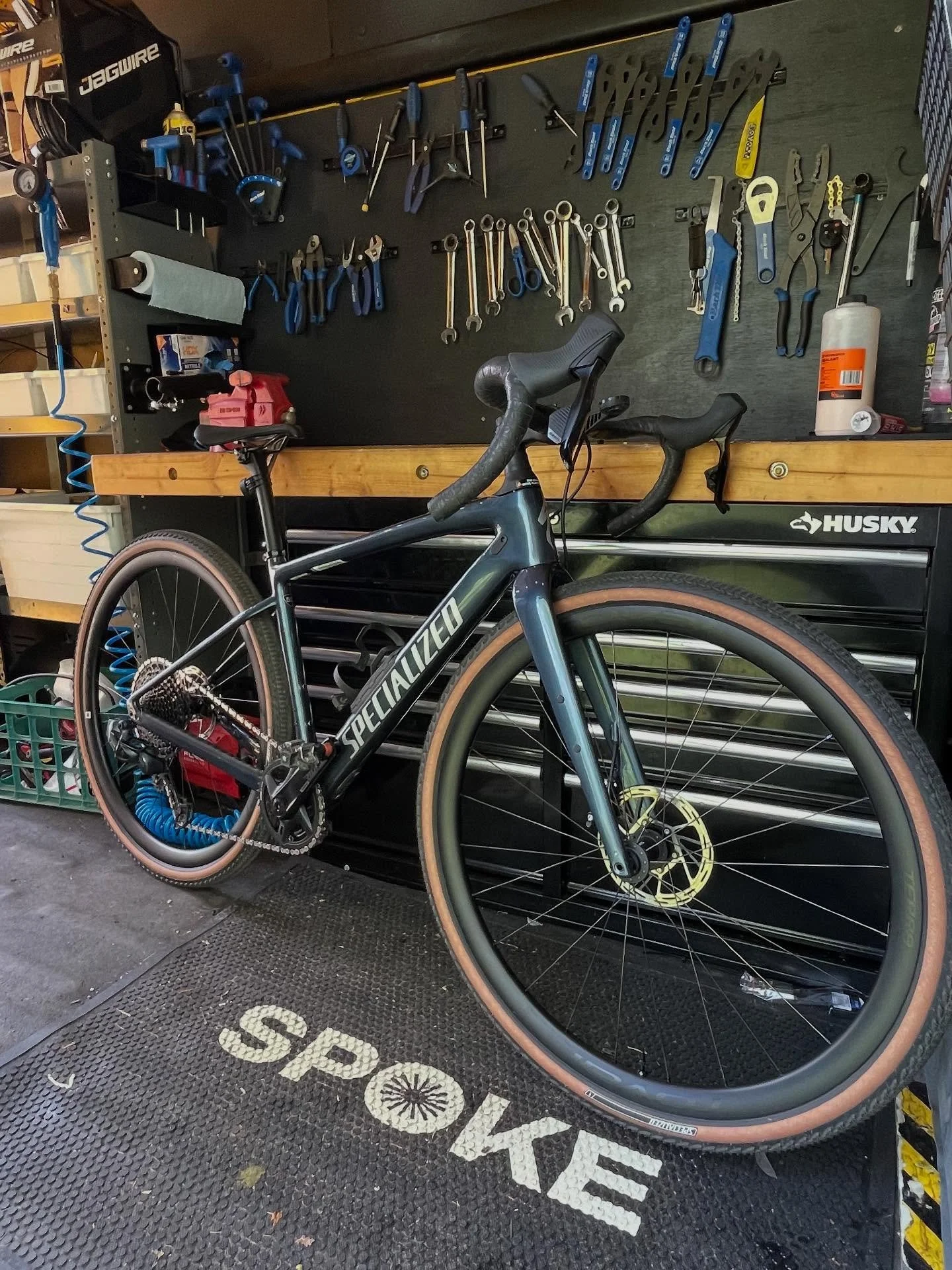 Dirty van clean bike! Lots of riding left this season, get after it!
#spokemobilebikerepair #gravelbike #specializedbikes #michigan #ridebikeseveryday #novimichigan #bikesbikesbikes