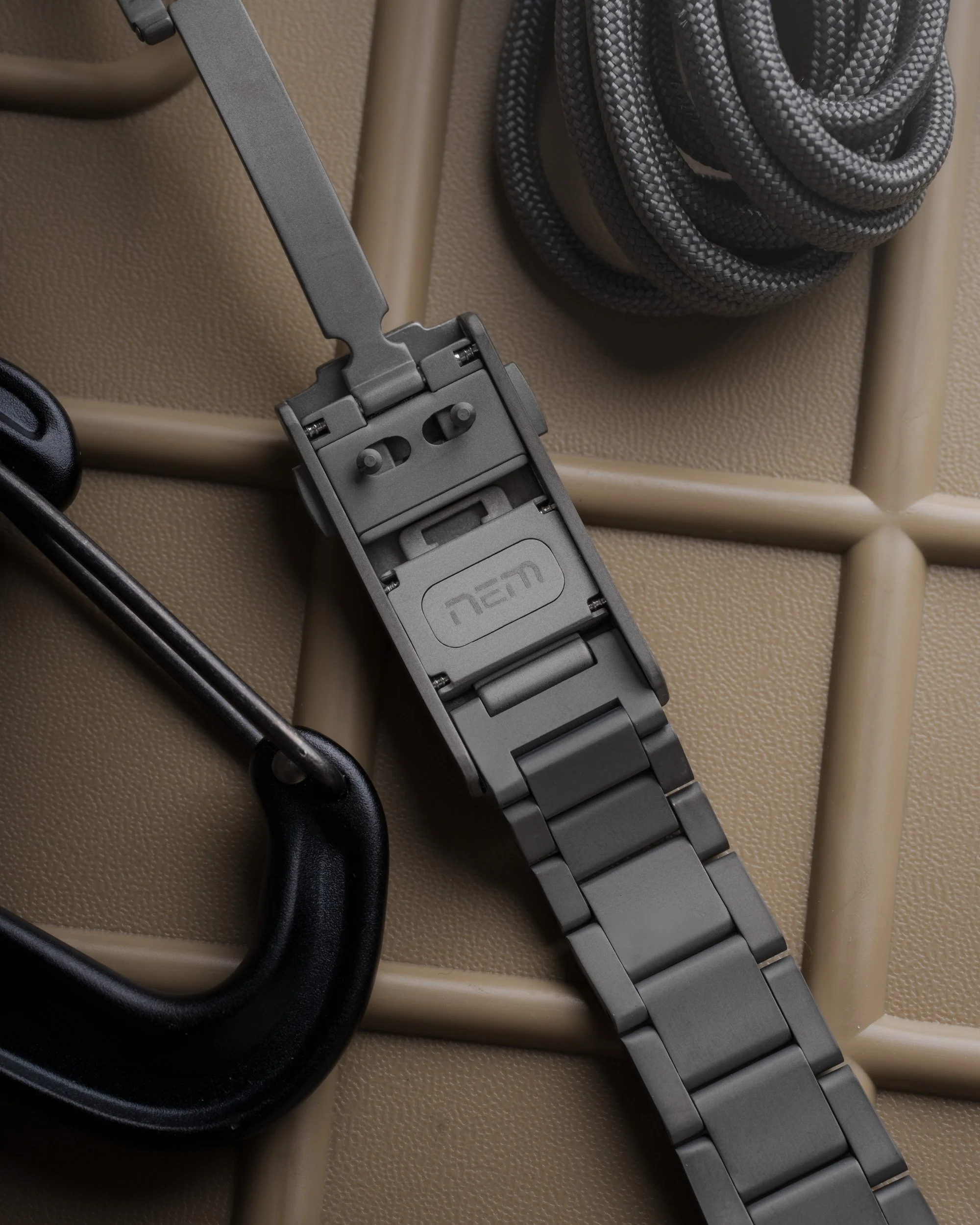 Nodus-Sector-II-Field-Ti-Bracelet-NEM-WEB-1-3.jpg