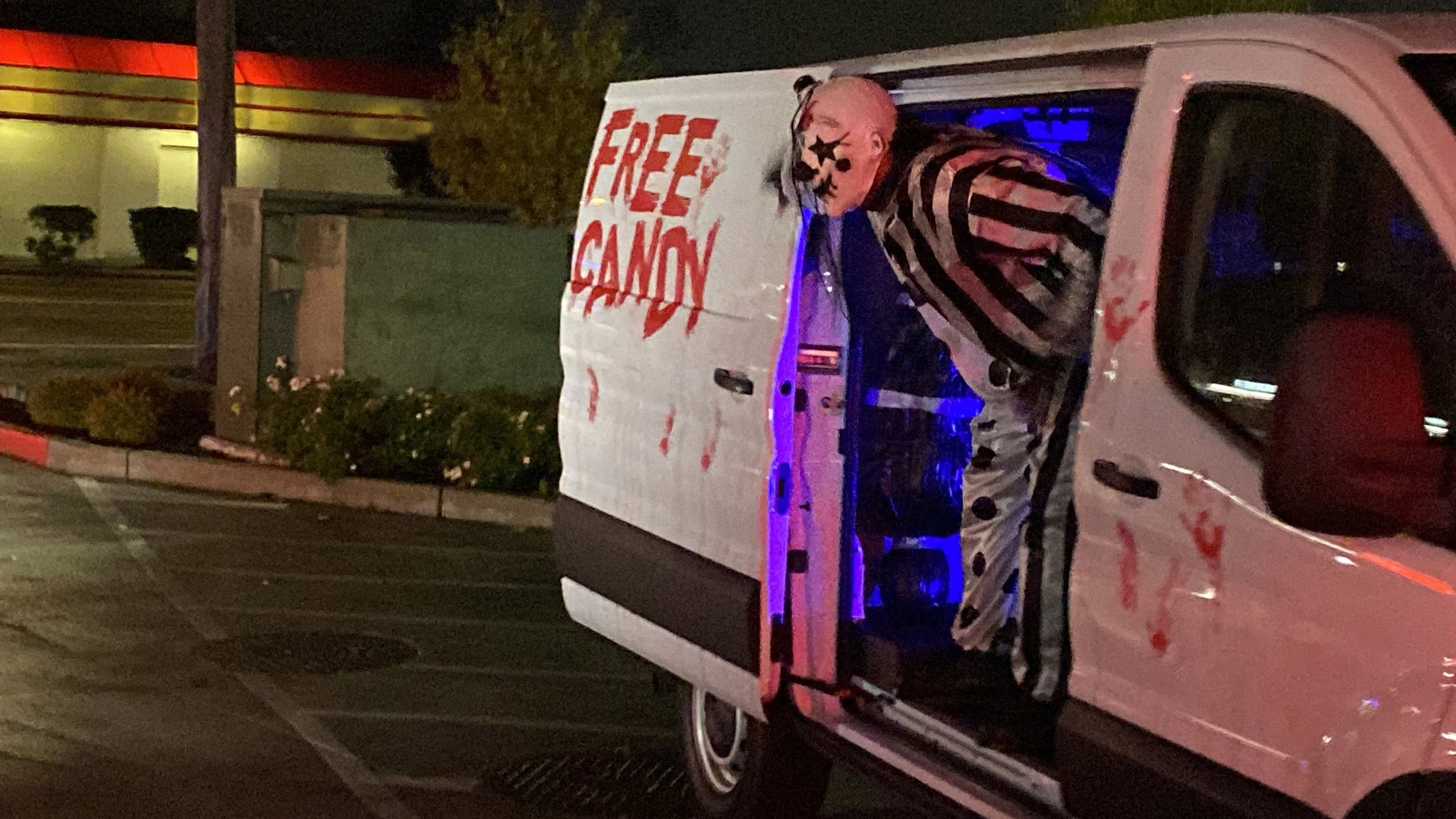 Wet Rabbit Haunted Tunnel - Free Candy Clown
