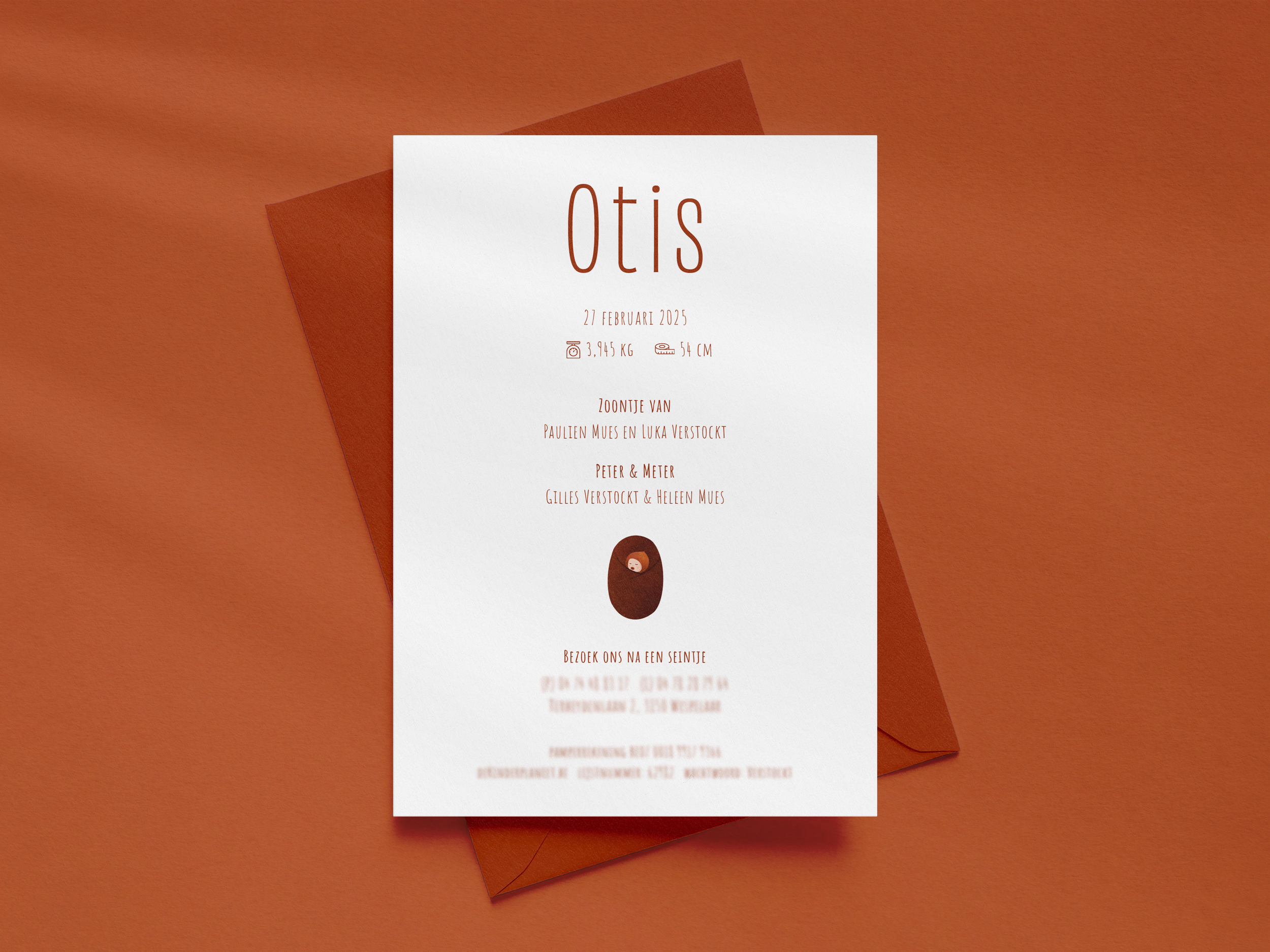 Een geboortekaartje met de naam Otis, geboortedatum 27 februari 2025, gewicht 3,945 kg, lengte 54 cm. Het kaartje bevat een illustratie van een schattige otter en informatie over ouders en verzorgers, met een bruin-oranje achtergrond en een bruin envelop.