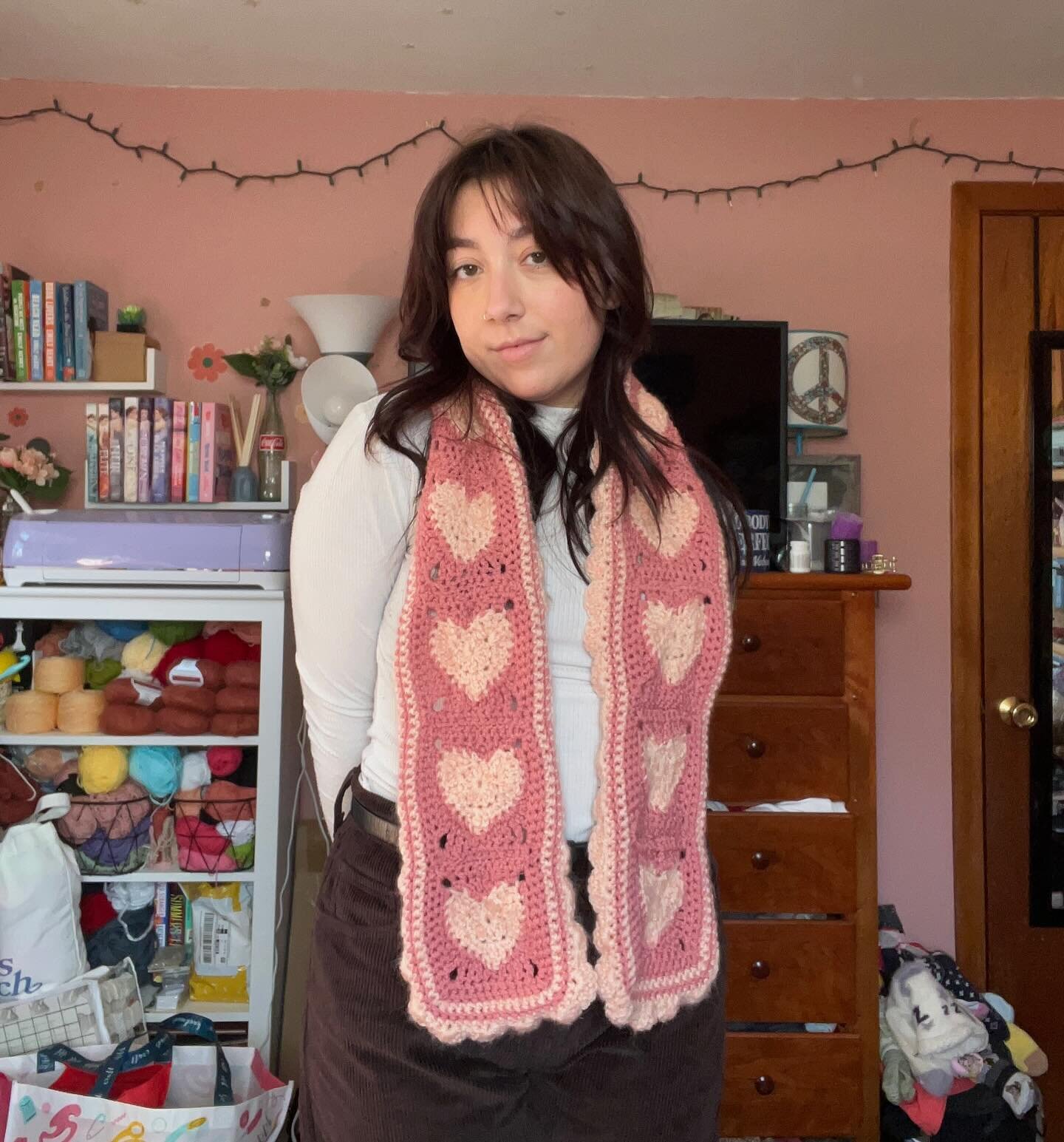 the valentine&rsquo;s scarf 💘🎀💓💋🩷 

i had an idea to do a scallop edged scarf for months now and couldn&rsquo;t figure out how i wanted to actually make it. but i am so happy that i thought to do a little valentine&rsquo;s moment with the heart 