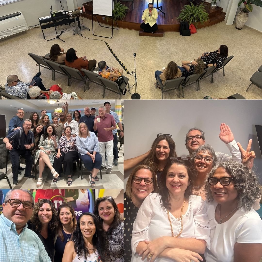Colección de fotos de reuniones sociales y eventos: en la primera imagen, personas asistiendo a una presentación o concierto en un auditorio; en la segunda, un grupo grande de personas sonriendo y posando en un espacio interior; en la tercera, un grupo de seis amigos o familiares sonriendo y posando para una foto en un lugar cerrado; en la cuarta, un grupo de cinco mujeres sonriendo y posando en un evento social.
