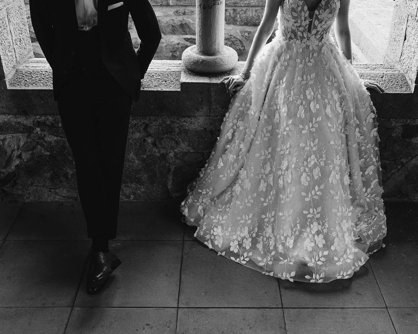 Black and white castle portfolio 

Konzept: @nataschabruder.fotografie 
Location: @wachenburg_weinheim 
Brautpaar: @keepinajar_ 
Braut: @sophiasroseworld 
MUAH: @sabinelaloba 
Brautkleider: @meinbrautkleid 
Herrenaustatter: @bespokemannheim 
Ringe: @