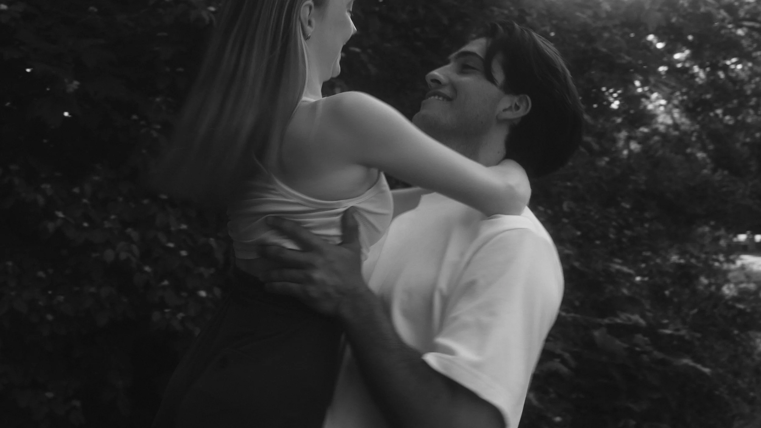 Junges Paar tanzt und dreht sich