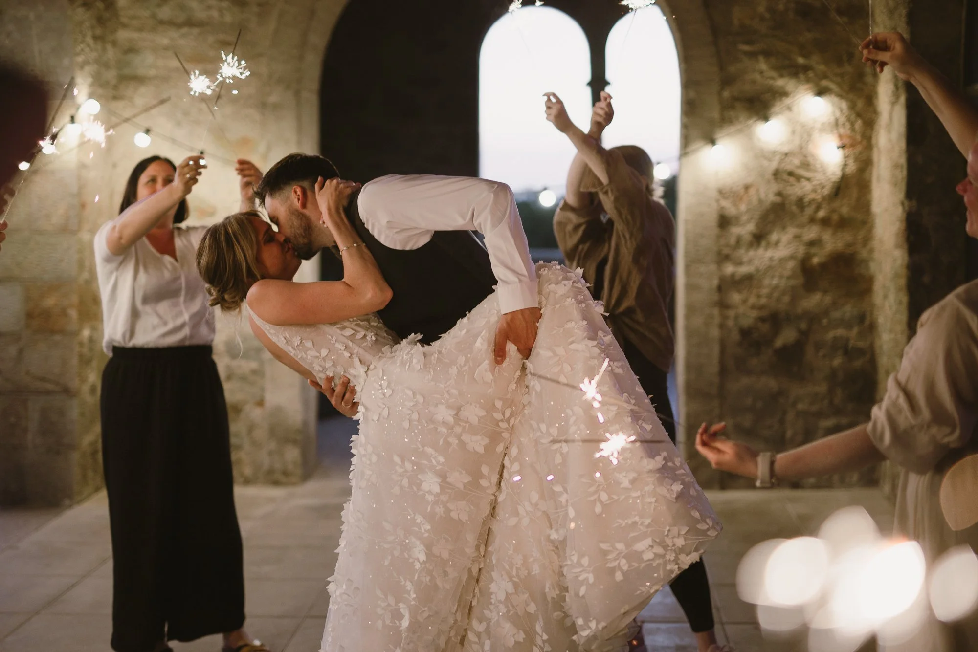 Wedding Hochzeit Brautpaar Braut und Bräutigam Kuss