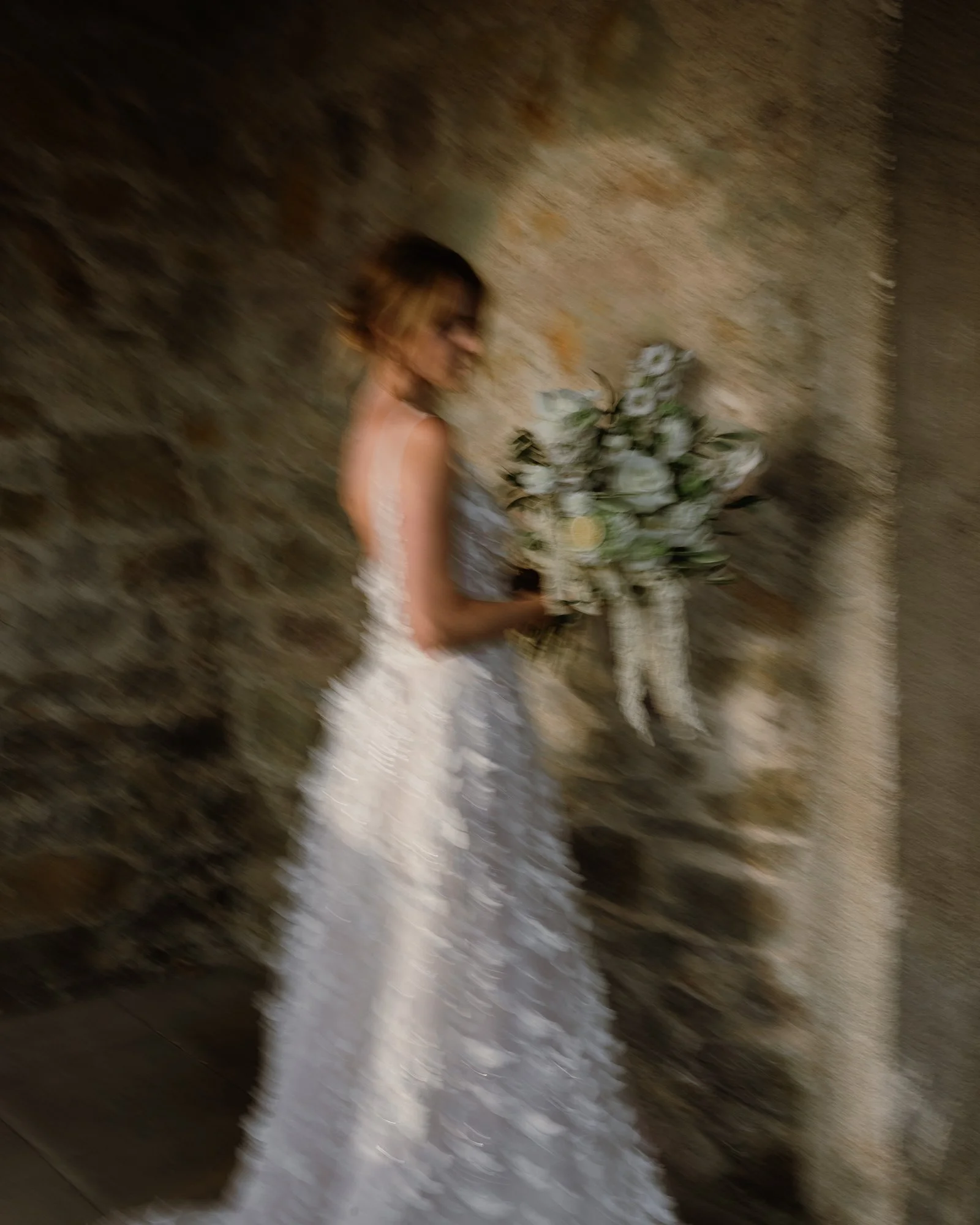 Wedding Hochzeit Brautpaar Braut Schloss und Blumenstrauss