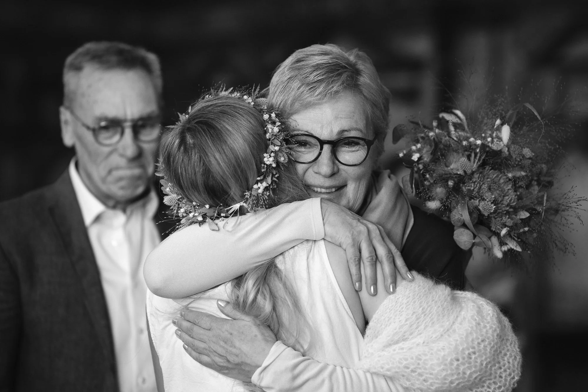 Hochzeit Gast Emotionen Braut Blumenstrauss Umarmung