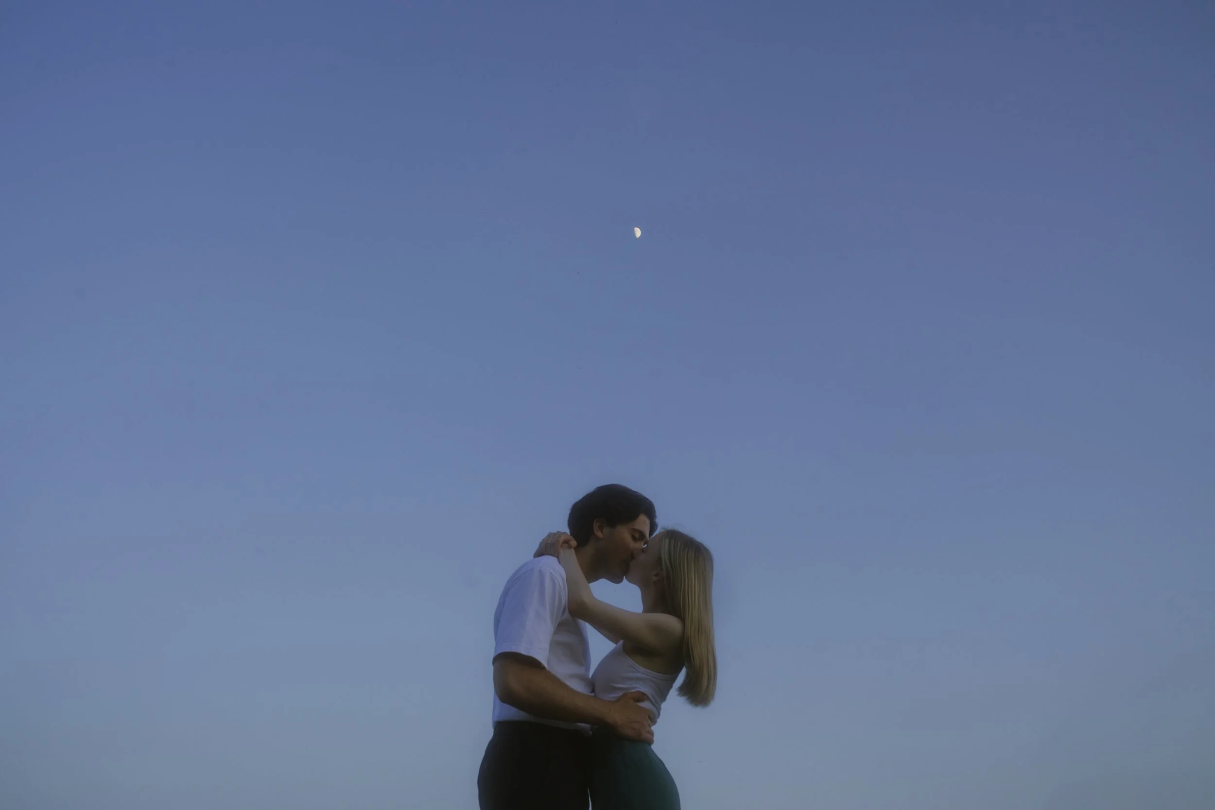 Junges Paar küsst sich im Mondlicht Nachts