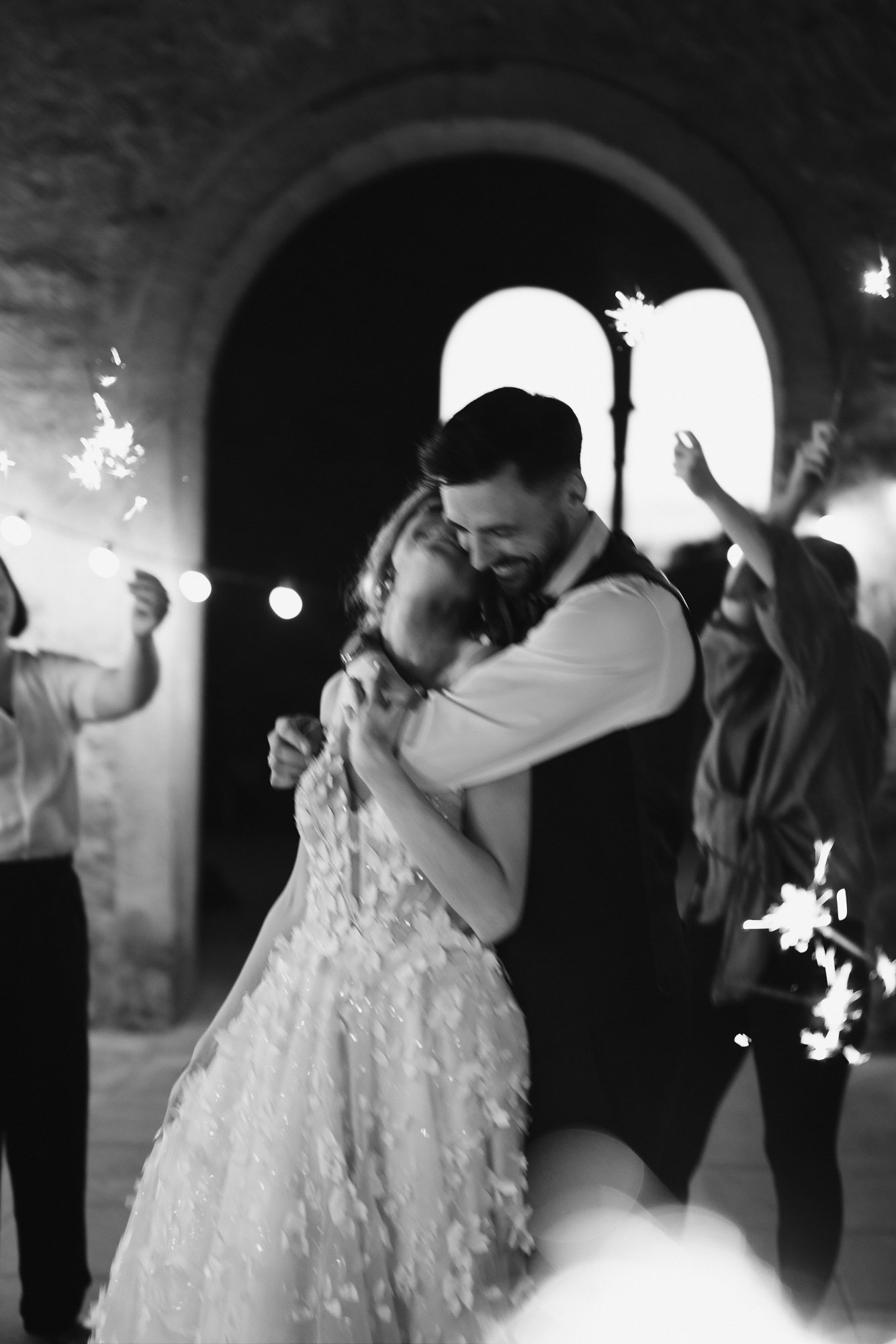 Hochzeit Brautpaar Braut und Bräutigam  Umarmung Kuss