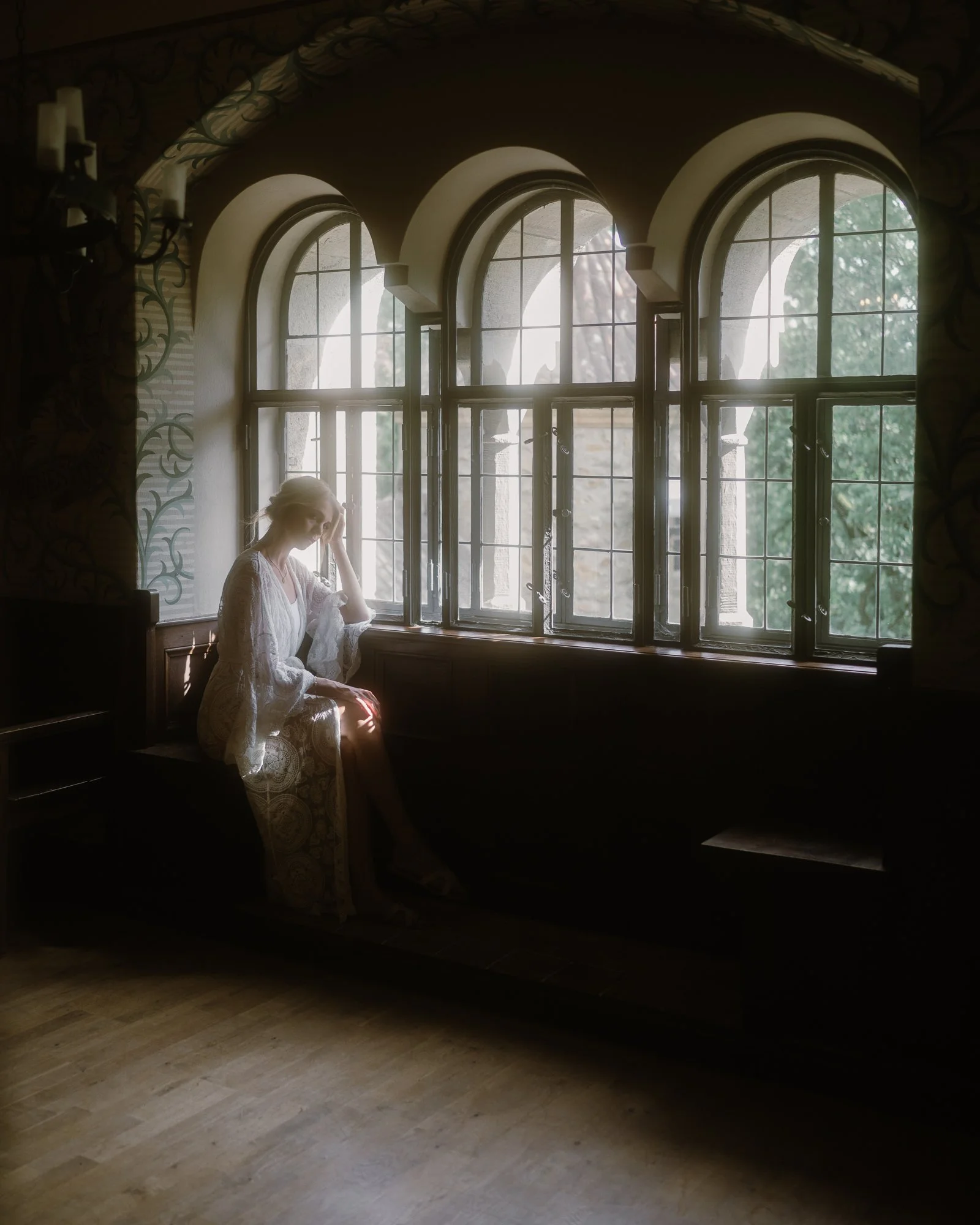 Hochzeit Braut Brautkleid Vorbereitung am Fenster