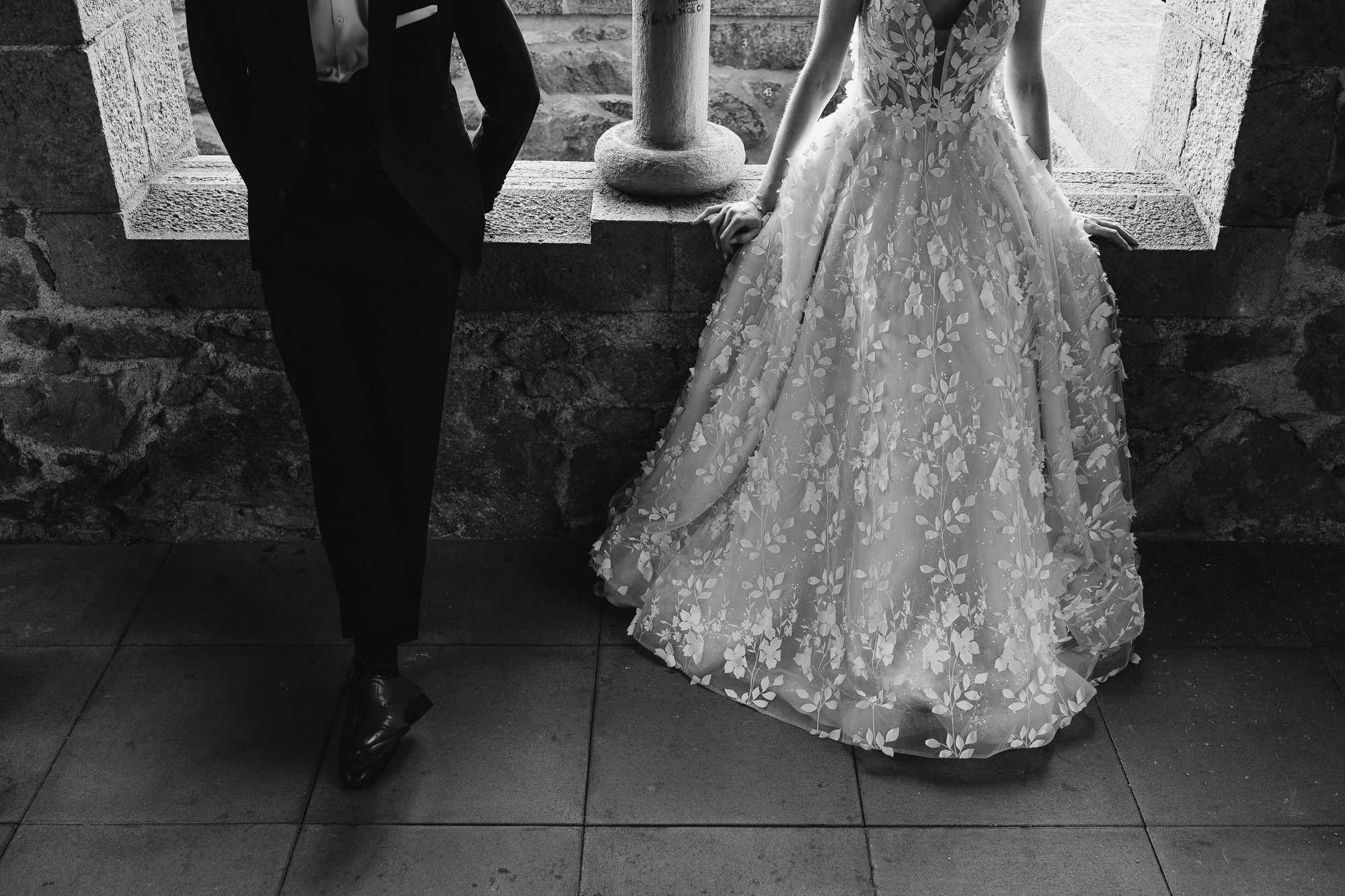 Brautpaar Braut und Bräutigam stehen und lehnen sich an Fensterbank