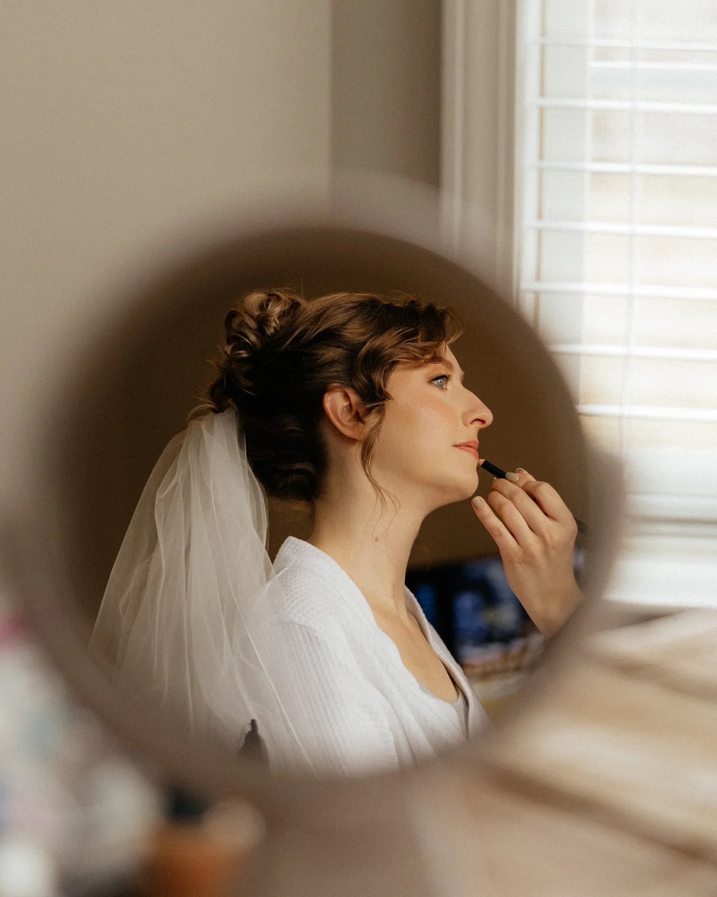 @alexachristine.photography caught me &ldquo;pinkies up&rdquo; doing @julesves&rsquo;s wedding makeup. 
Hair by @braidsandblushtn

#anastasiabrows #bridalmakeup #nashville #nashvilleglam #nashvillemua #nashvillemakeup #nashvillemakeupartist #mua #mak
