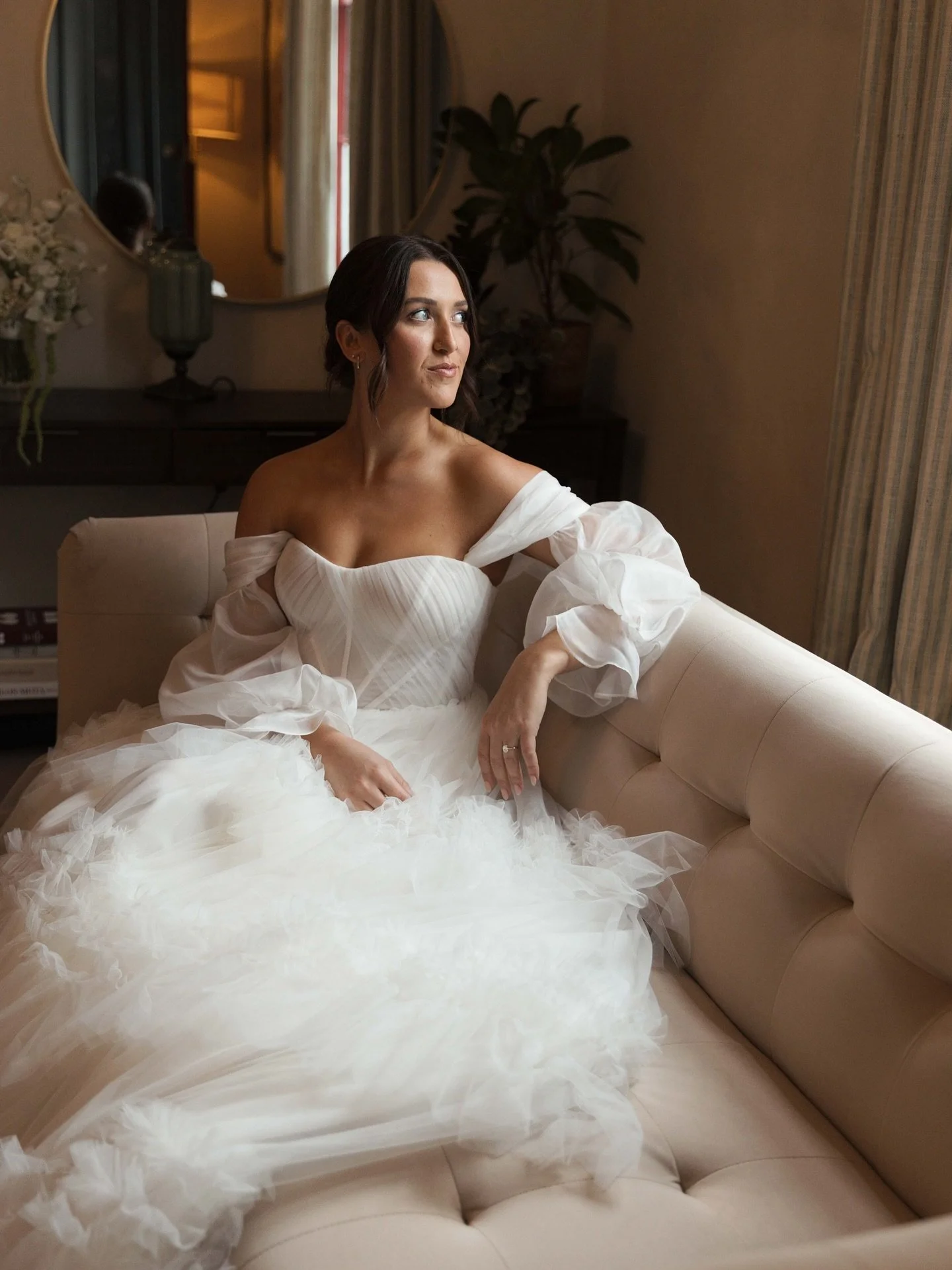 Taupe-tinted eyes, lightweight lashes, and satin skin for @hannahann31&rsquo;s wedding day at @estellenashville. 🎗️🪉

@madisontsmithphoto 
@allsisters_events 
@porchflowers

#alabamamakeupartist #bridalmakeup #huntsvillemakeupartist #makeup #nashvi