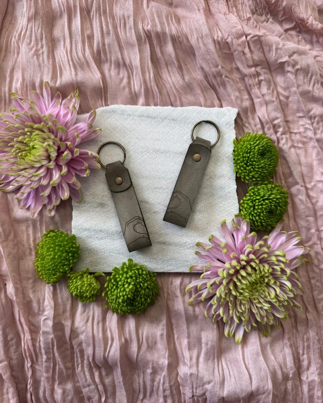 A small gift with a lot of meaning. ❤️
These engraved leather keychains featuring the heart hands design make the perfect keepsake for couples, friends, family, or anyone you want to keep close every day. Simple, personal, and made to last.
Customize