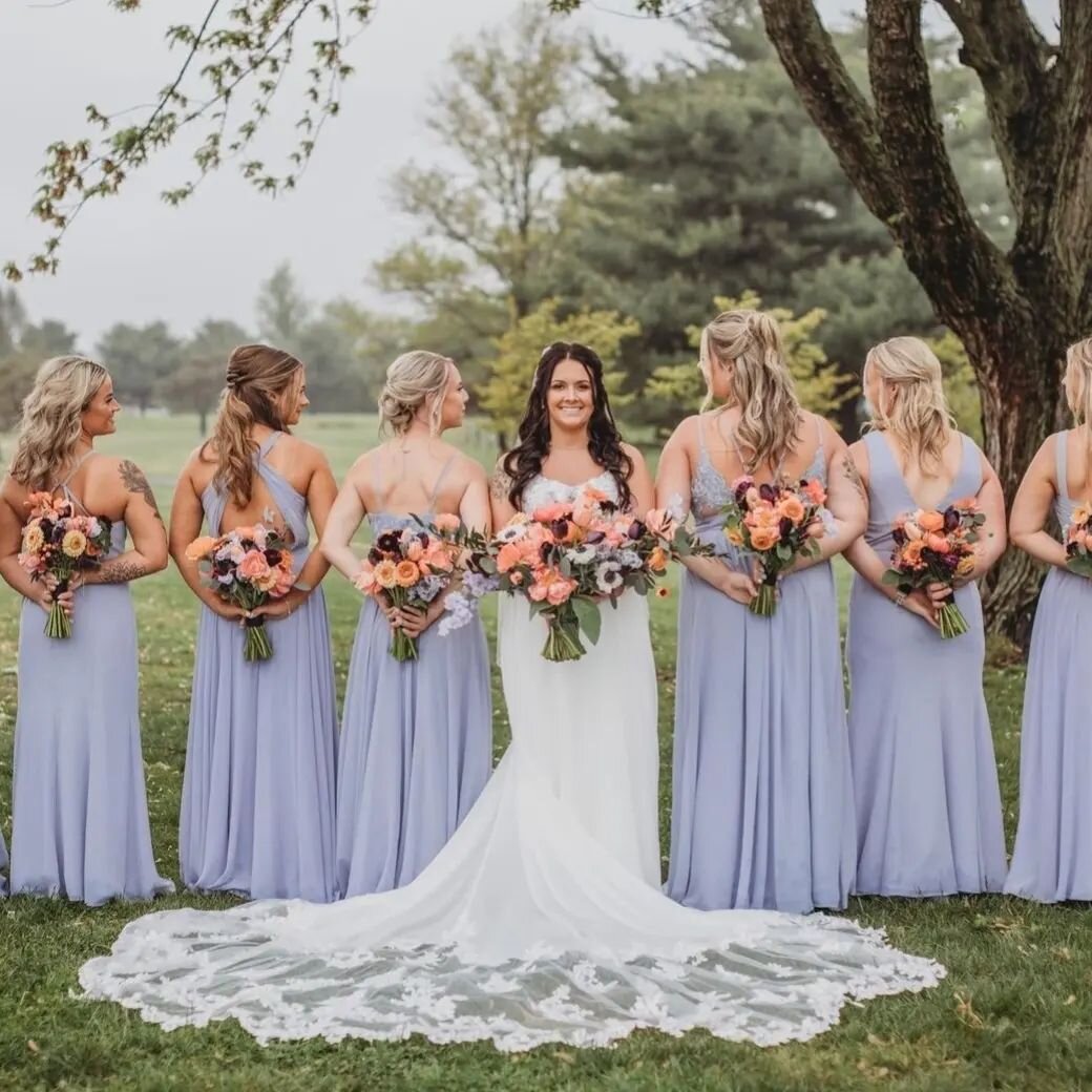 Cannot wait to see more of Amanda's photos from this weekend 😍 I absolutely loved these colors! @sarahelizabethbphotography_llc @valleybrookweddings @savannahsgardenflorist #savannahsgardenflorist #savannahsgarden #bouquet #bridalbouquet #bridesmaid