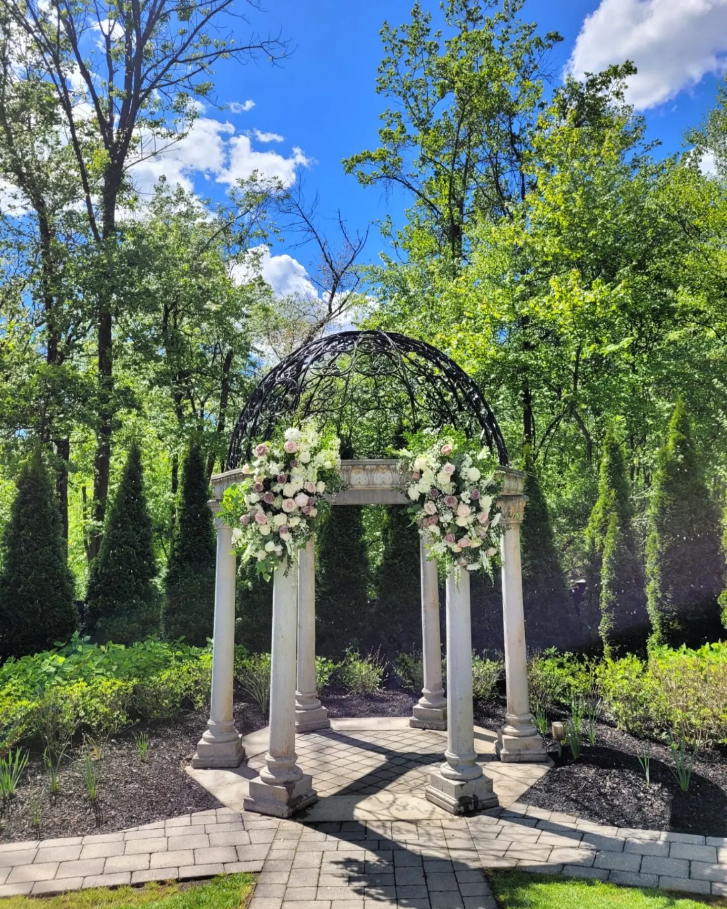 Congratulations Jessica and Brendan! @thehamiltonmanor @savannahsgardenflorist #savannahsgardenflorist #savannahsgarden #weddingceremony #ceremony #ceremonyarch #ceremonyflowers #weddingflowers #weddingflorist #njwedding #njweddingflorist