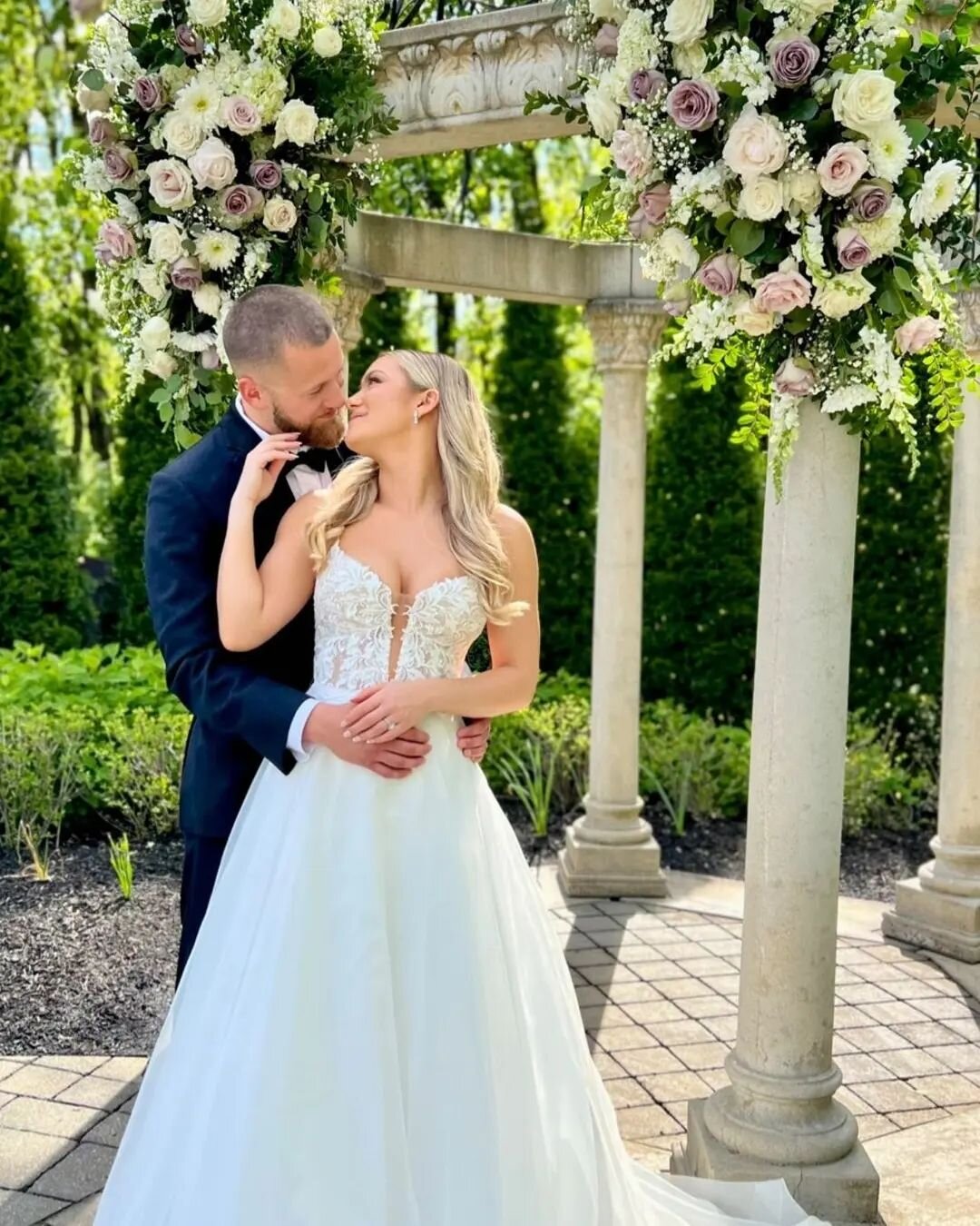 The girls at @thehamiltonmanor captured some gorgeous photos from Jessica and Brendan's wedding yesterday! It was such a beautiful SUNNY day! Congratulations guys!!! @makeupbymrh @savannahsgardenflorist #savannahsgardenflorist #savannahsgarden #bride