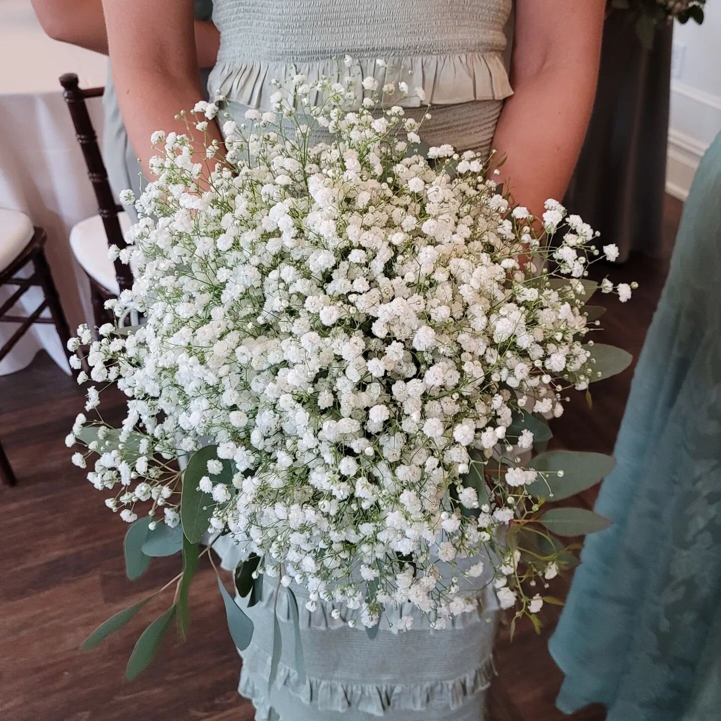 So simple and perfect @savannahsgardenflorist #savannahsgarden #savannahsgardenflorist #bouquet #bridesmaids #bridesmaidsbouquet #babysbreath #weddingflowers #weddingflorist