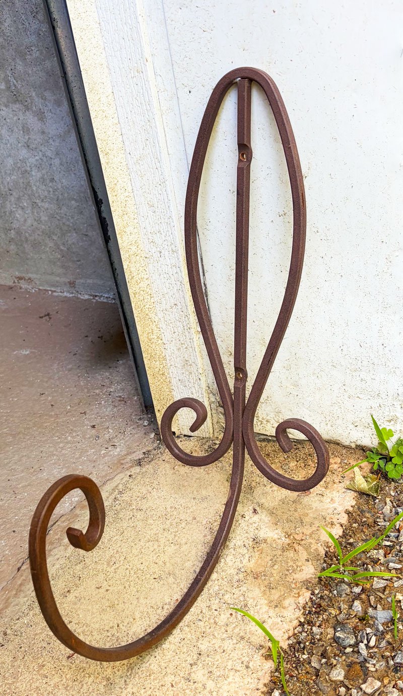 Hook, heavy duty painted metal. Perfect to suspend plants outdoors