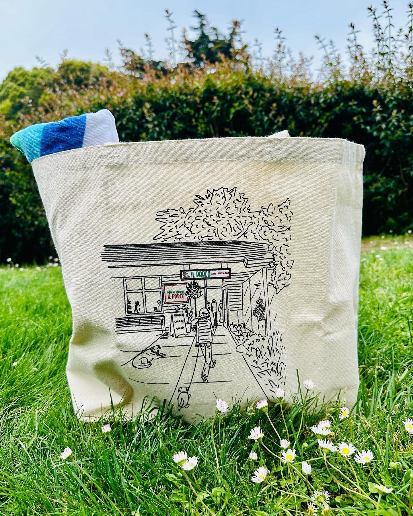 @ilparco.sf made totes to go with my drawing on them! They are large and spacious so great to use for a picnic, grocery shopping, beach outing, or whatever suits your fancy. And if you haven&rsquo;t been, it&rsquo;s the perfect place to meet a friend
