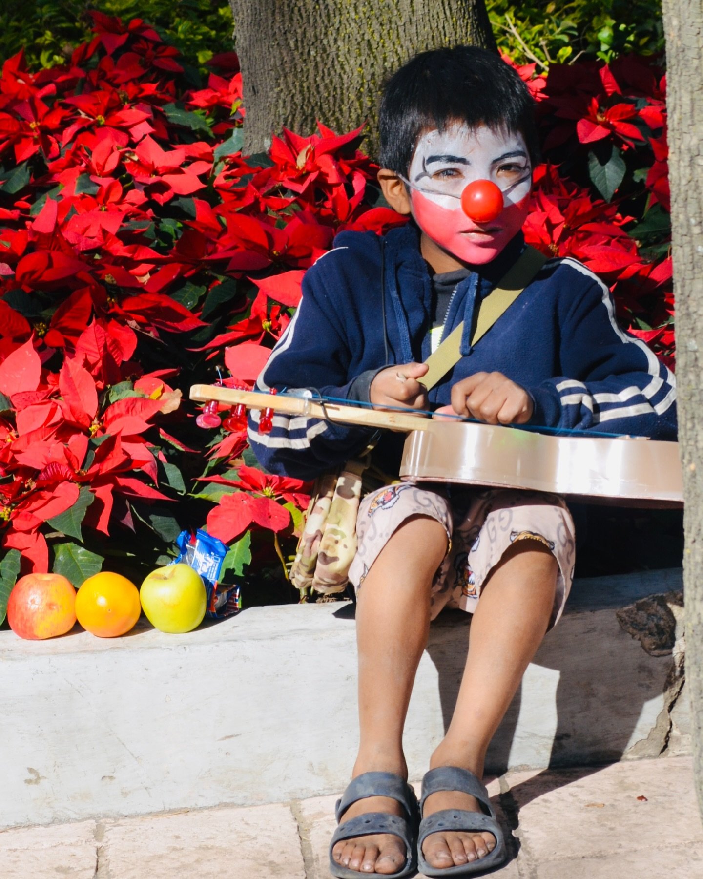 El payasito. The little clown. This little boy was up early working the cars trying to get some money for his antics. At first he was a solo act but his slightly older pal (probably brother) came along and hoisted him up on his shoulders as the two o