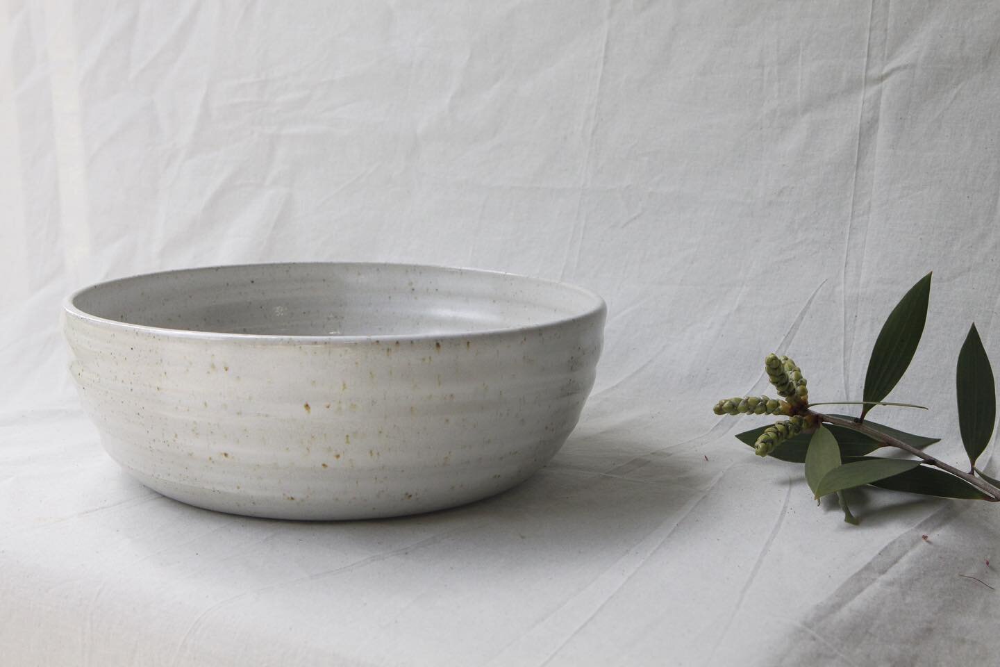 A rippled serving bowl is now up online. I loooove throwing bowls and this one with loose throwing lines and a gentle curve is a goody.

#wheelthrownpottery #wheelthrownceramics #northernriverspottery #northernriversceramics #byronbaypottery #byronba