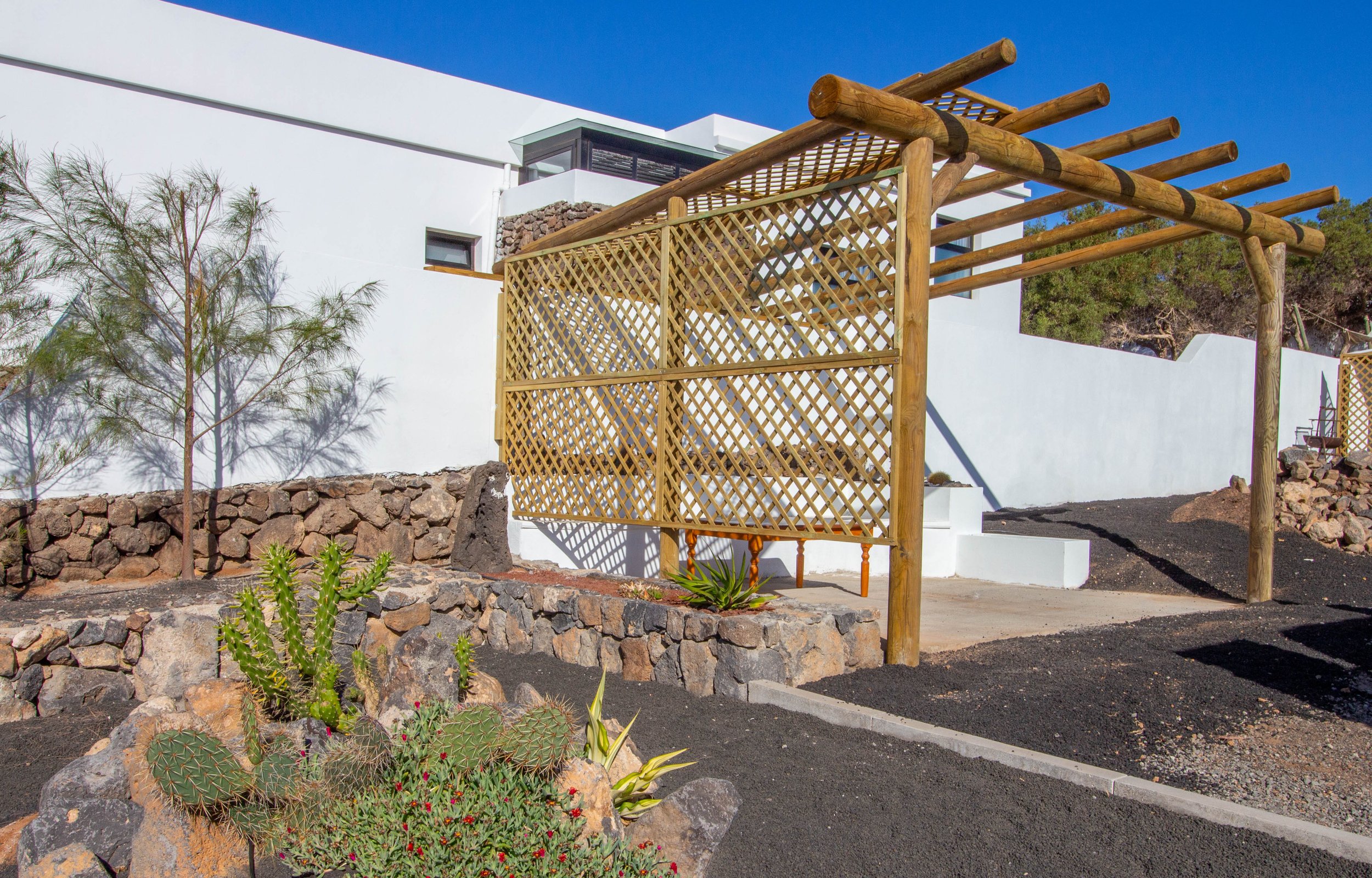 Las Laderas - Rustic log pergola wit trellies - final-2.jpg
