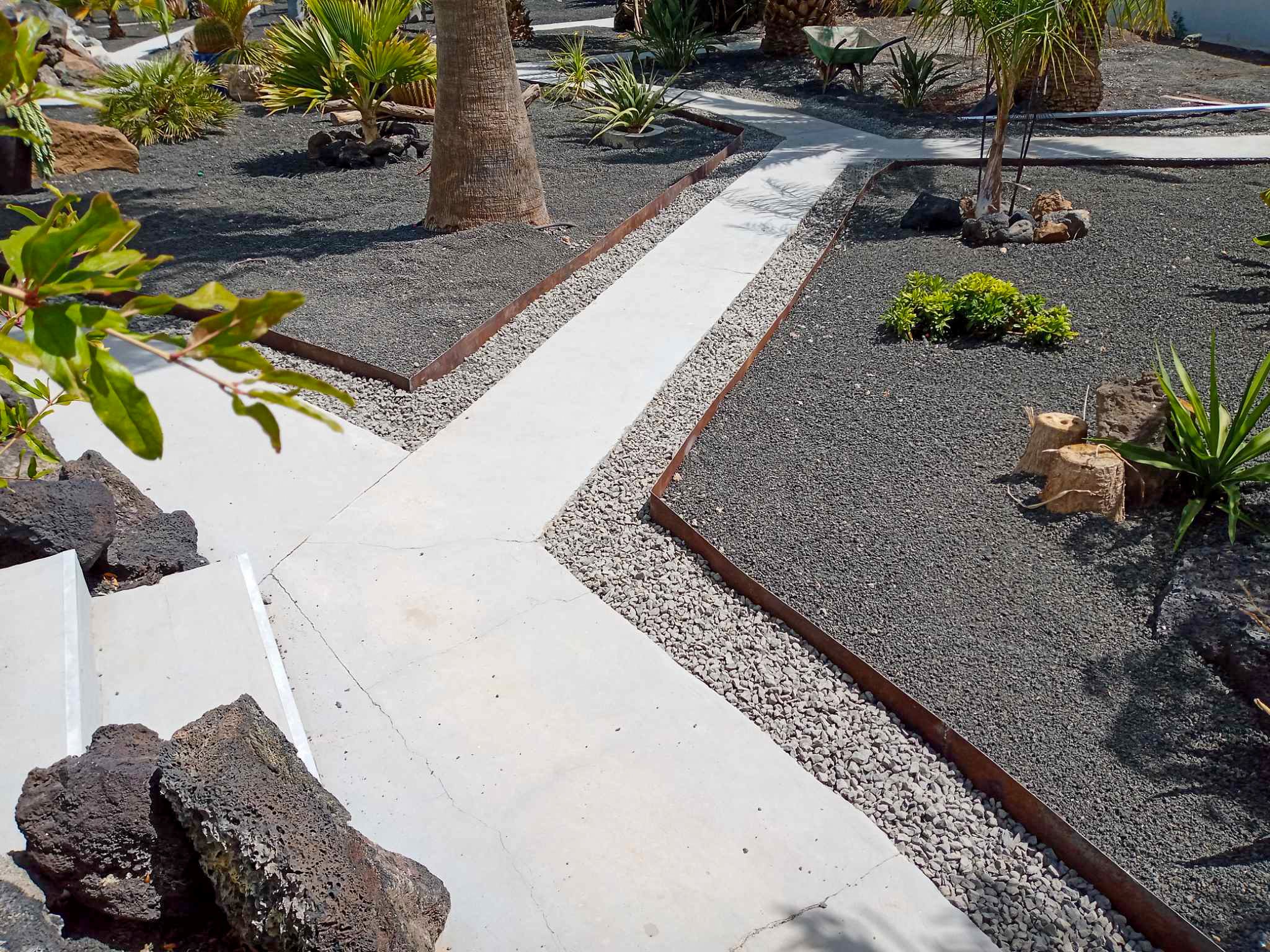 Gravel-picon contrast with rusted metal edging.JPG