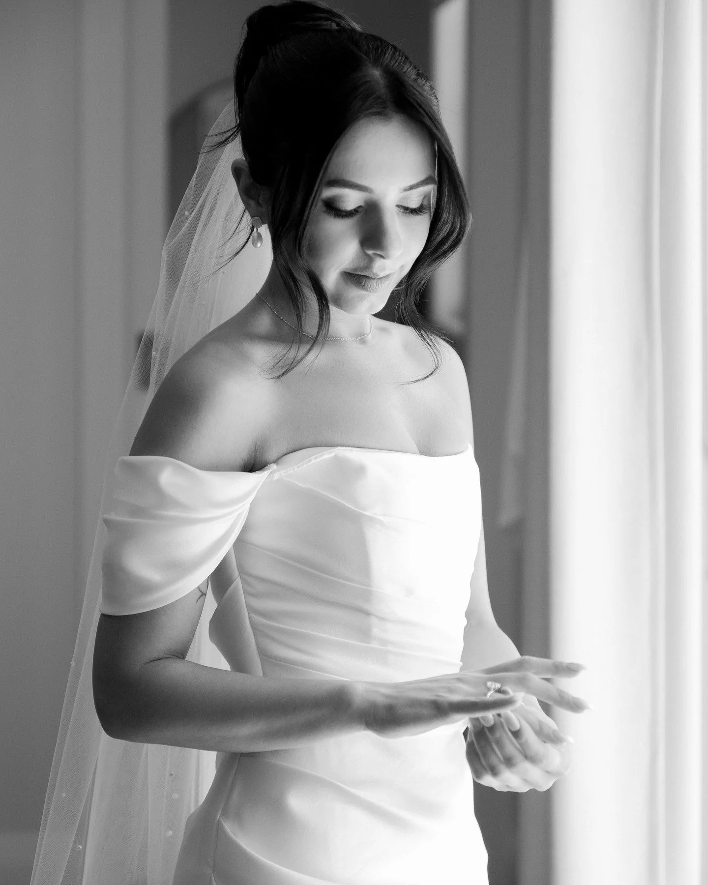 Gorgeous Kayla getting ready on her wedding day 🤍💍

Which is your fave &ndash; the cover image in b&amp;w or colour? 👰🏻&zwj;♀️🥰