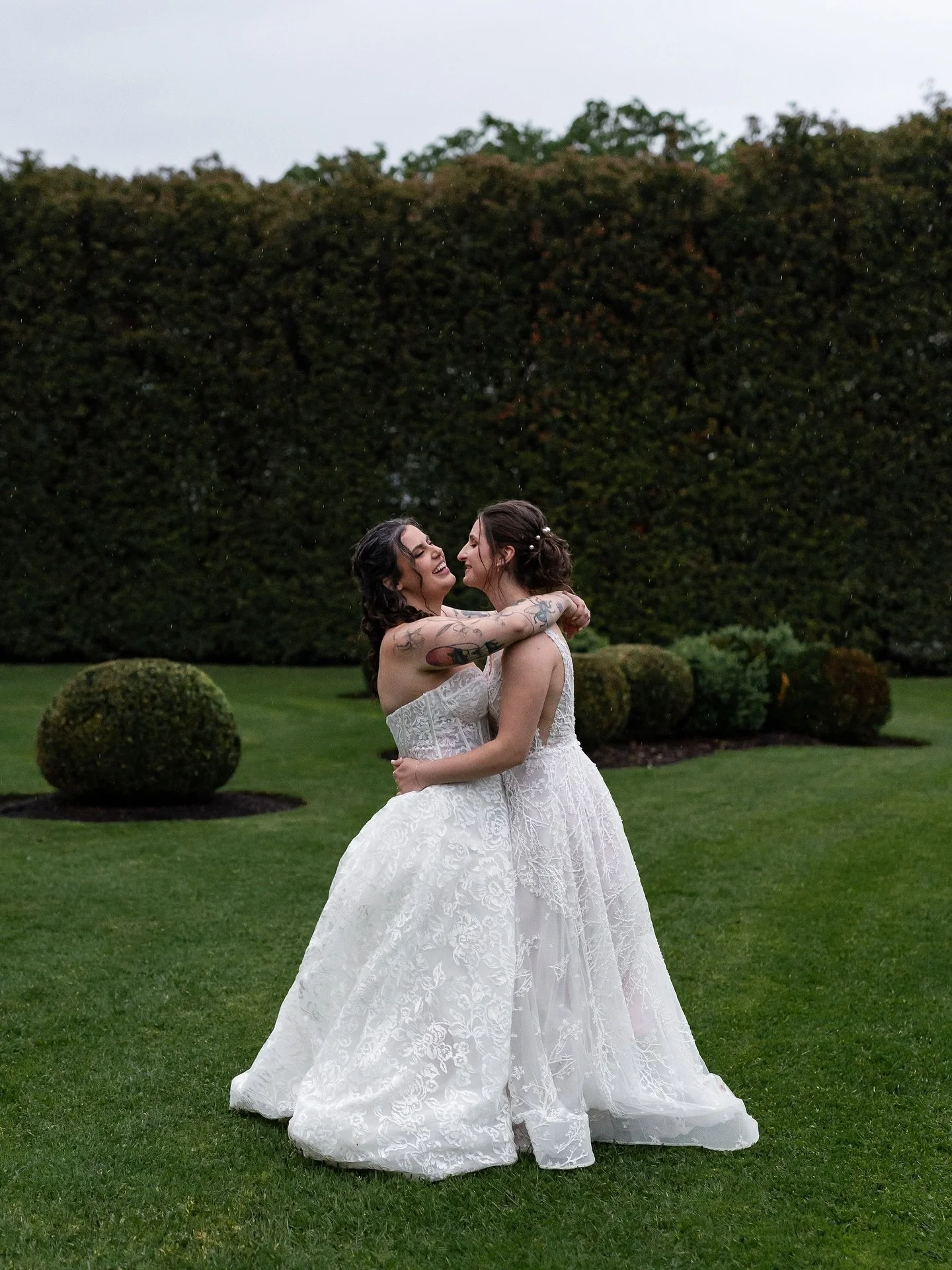 🌧️The rainiest and coldest November in decades 😳🙈
With an extremely last minute location change for a dry ceremony, Katia and Michelle took it all in stride 💘
After all the formalities were finished, we ventured out into the rain and said f it to