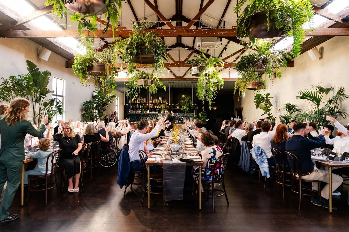 The aesthetics of @glasshausdesign Br&uuml;cke 😘🤌🌿 with table florals by @thriveflowers 😍💛🌼