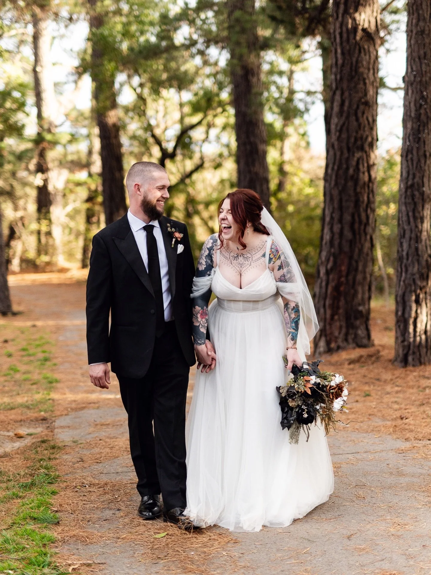 Dalia &amp; Christian 🖤🍂🌿 

As you can see, they had a blast 😆🤩 
Dalia has THE most infectious laugh that had everyone laughing along with her during the ceremony 🥹

🦚Venue: @thepeacockestate 
👩🏻&zwj;💻Coordinator: @theweddingfolk_
🌹Arch fl