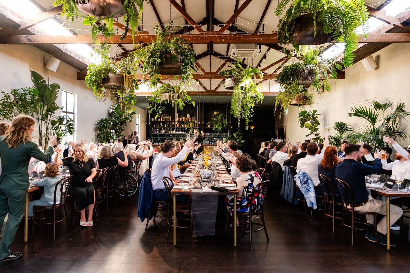 The aesthetics of @glasshausdesign Br&uuml;cke 😘🤌🌿 with table florals by @thriveflowers 😍💛🌼
