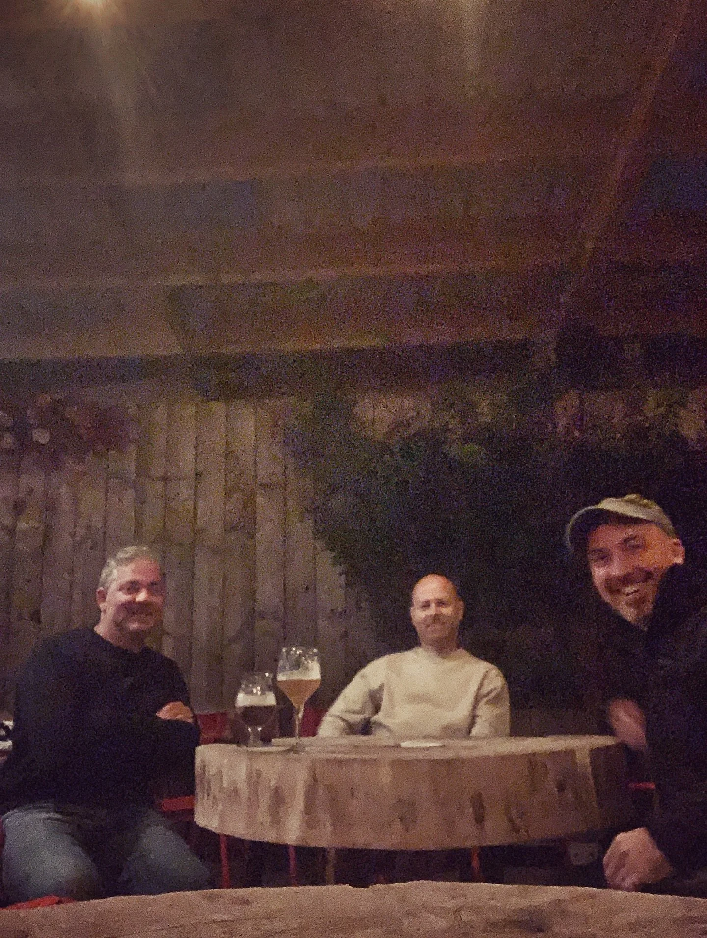 Zaterdag 30 augustus vanaf 20u sluiten we met de Perdjes de vakantie af in onze favoriete zomerbar @barmudaranst aan de Moervelden in Broechem! Ge kunt nooit genoeg prospectie doen, dus gingen we met 3/5 Perdjes testen of ze daar de toestroom van fan