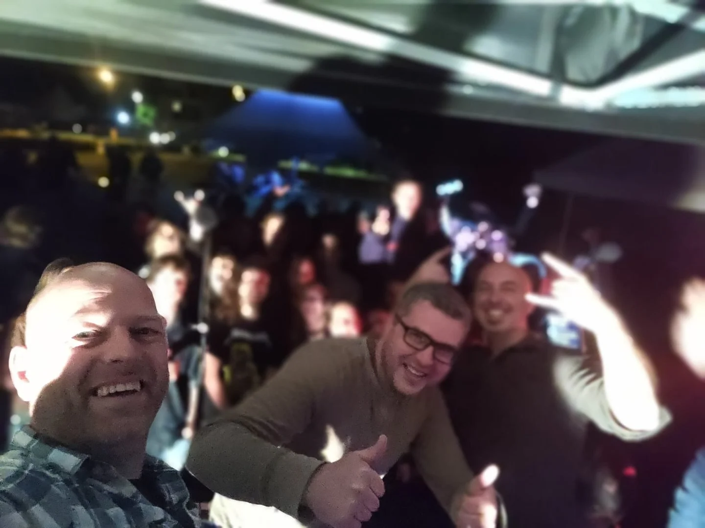 WOKAFEST! Vage foto, zaligen avond! Merci om zo’n geweldig publiek te zijn! Welle hemme der zwaar van genoten! Boek ons nu al maar voor volgend jaar, want van dees willen we nog!🤘
Zelf foto’s gemaakt? Stuur maar door of tag ons!
En chec