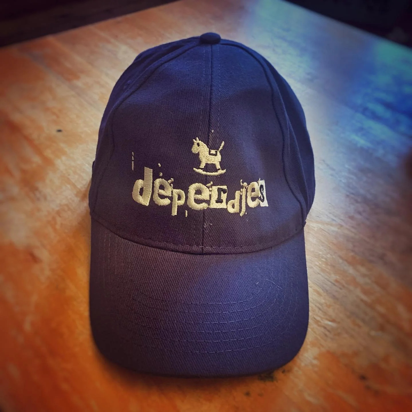 MERCH ALERT! Welle hemme welle petjes van de Perdjes! Wavindervan? Drop het in de comments!