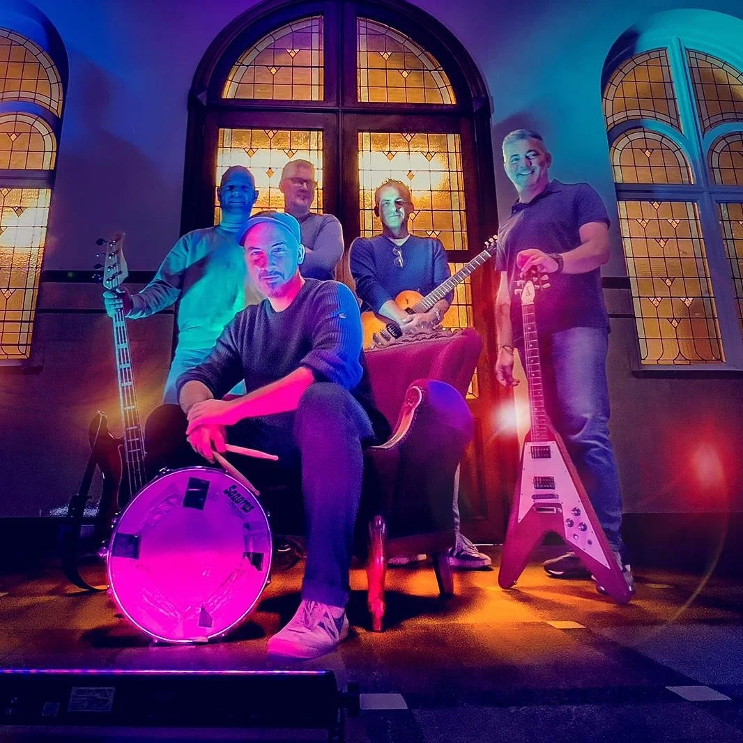 Ziet ons blinken! Nieuwe optredens in de maak! Hou 6 én 7 december al vrij in uw agenda 🎸🥁
•••
6 december Rock ‘n Jazz Wommelgem @candonck_ 
7 december Benefiet voor @tejovlaanderen Fort II Wommelgem
🤩