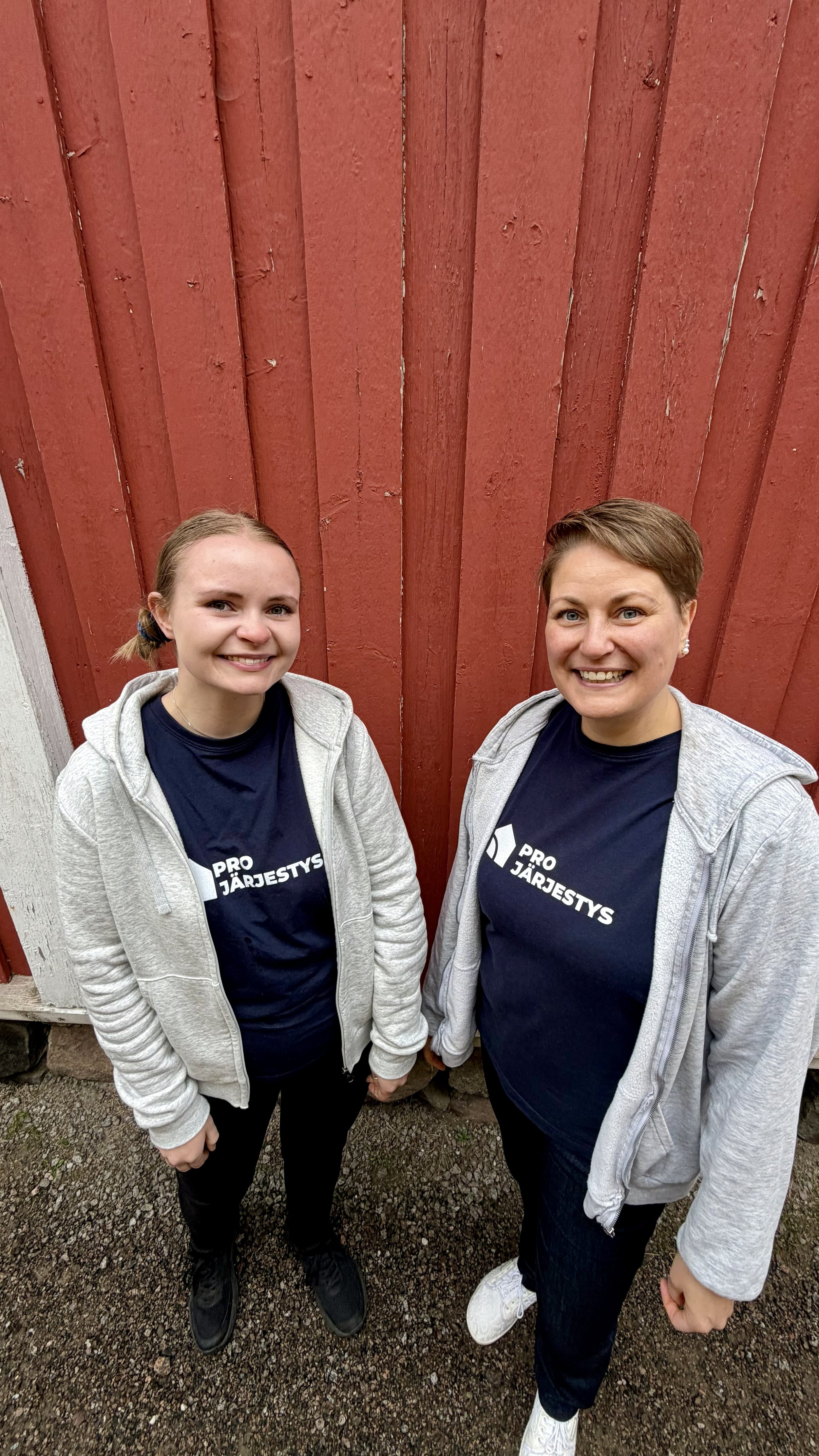 Kuvassa ammattijärjestäjä Hanna Ollikainen ja tiimin jäsen Rosa