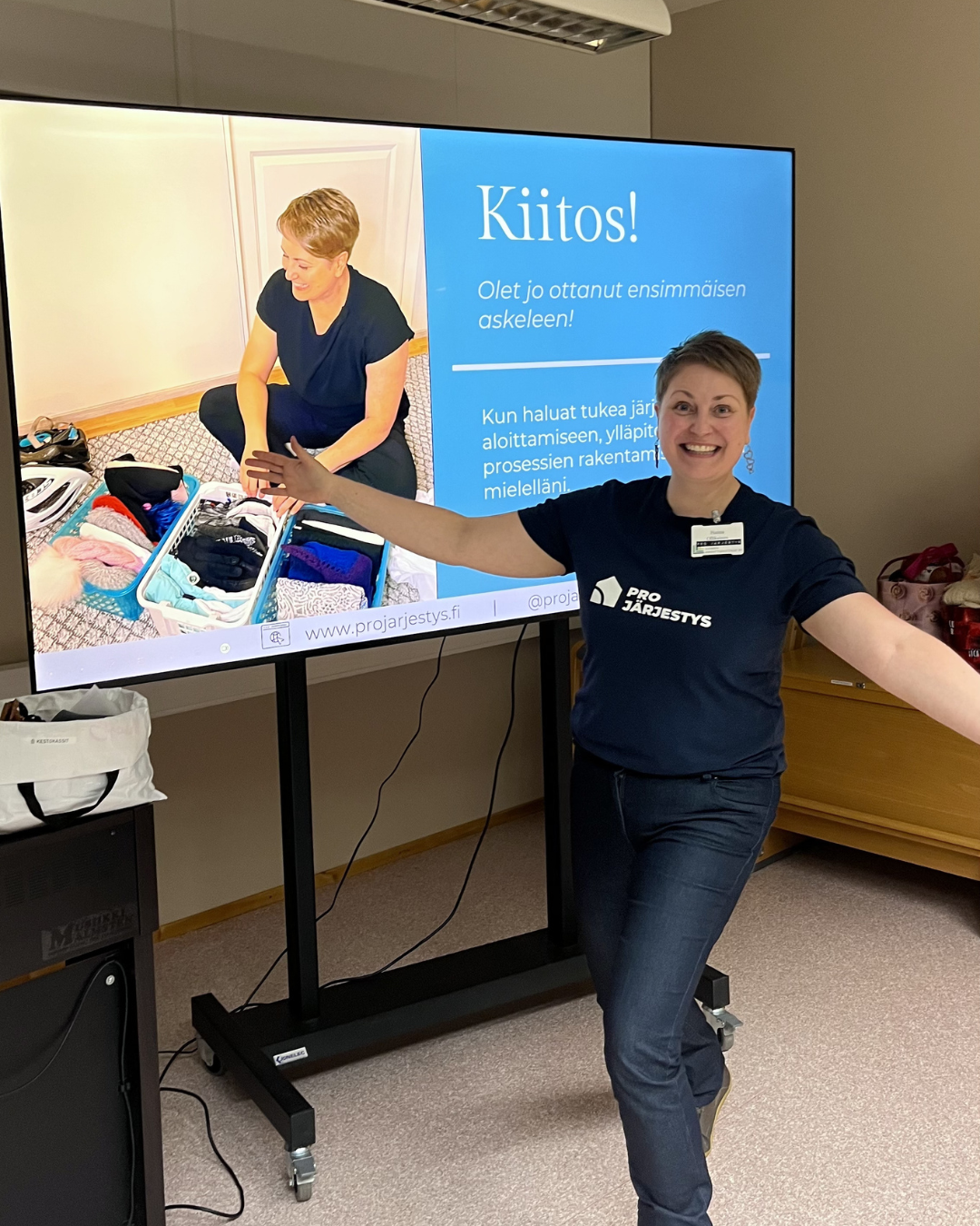 Hanna koulutettu ammattijärjestäjä luennoimassa
