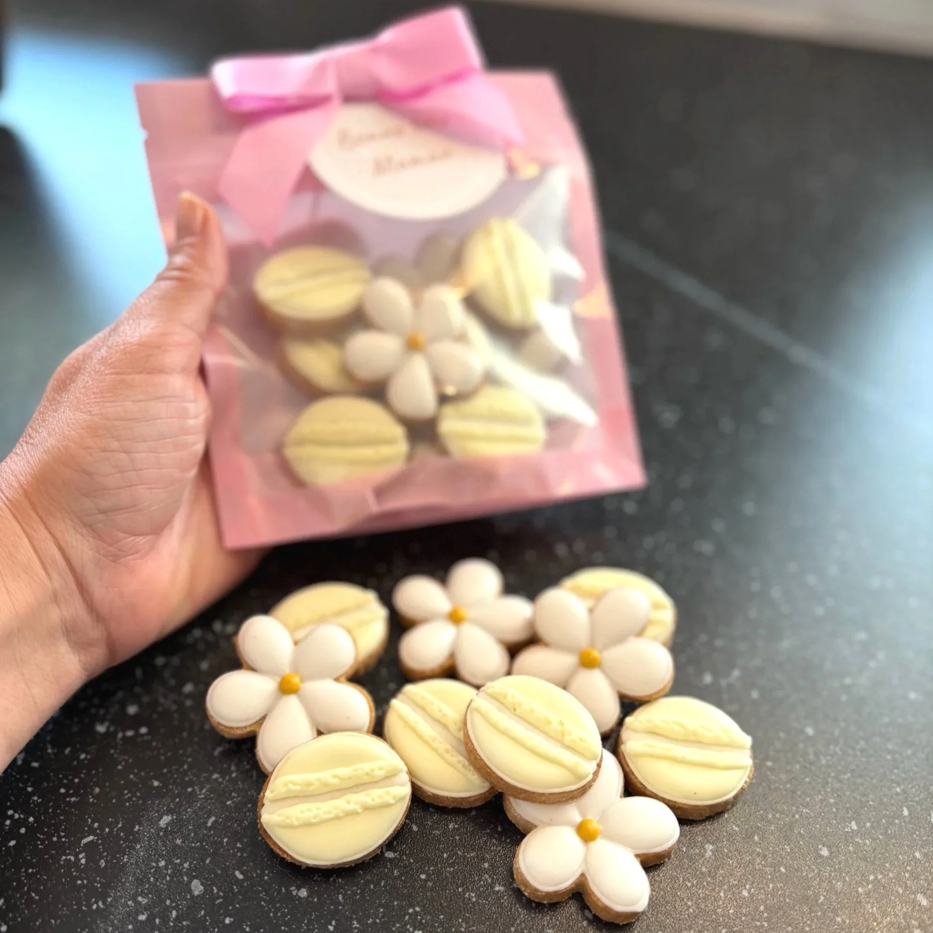 Sachet 10 sablés - fleurs et macarons