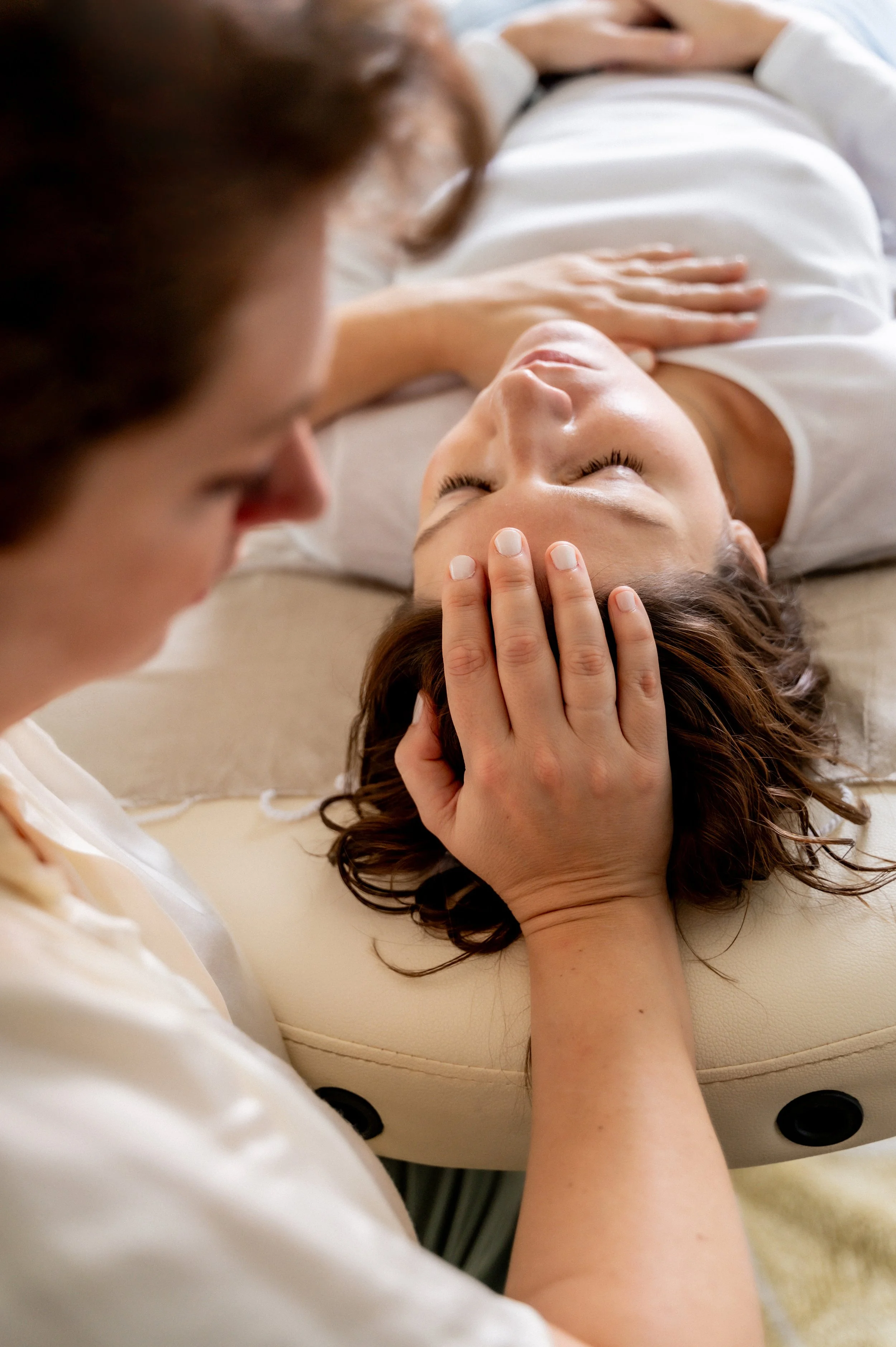 énergéticienne de l'ouest lyonnais pratiquant un soin énergétique pour soulager stress, fatigue et tensions mentales