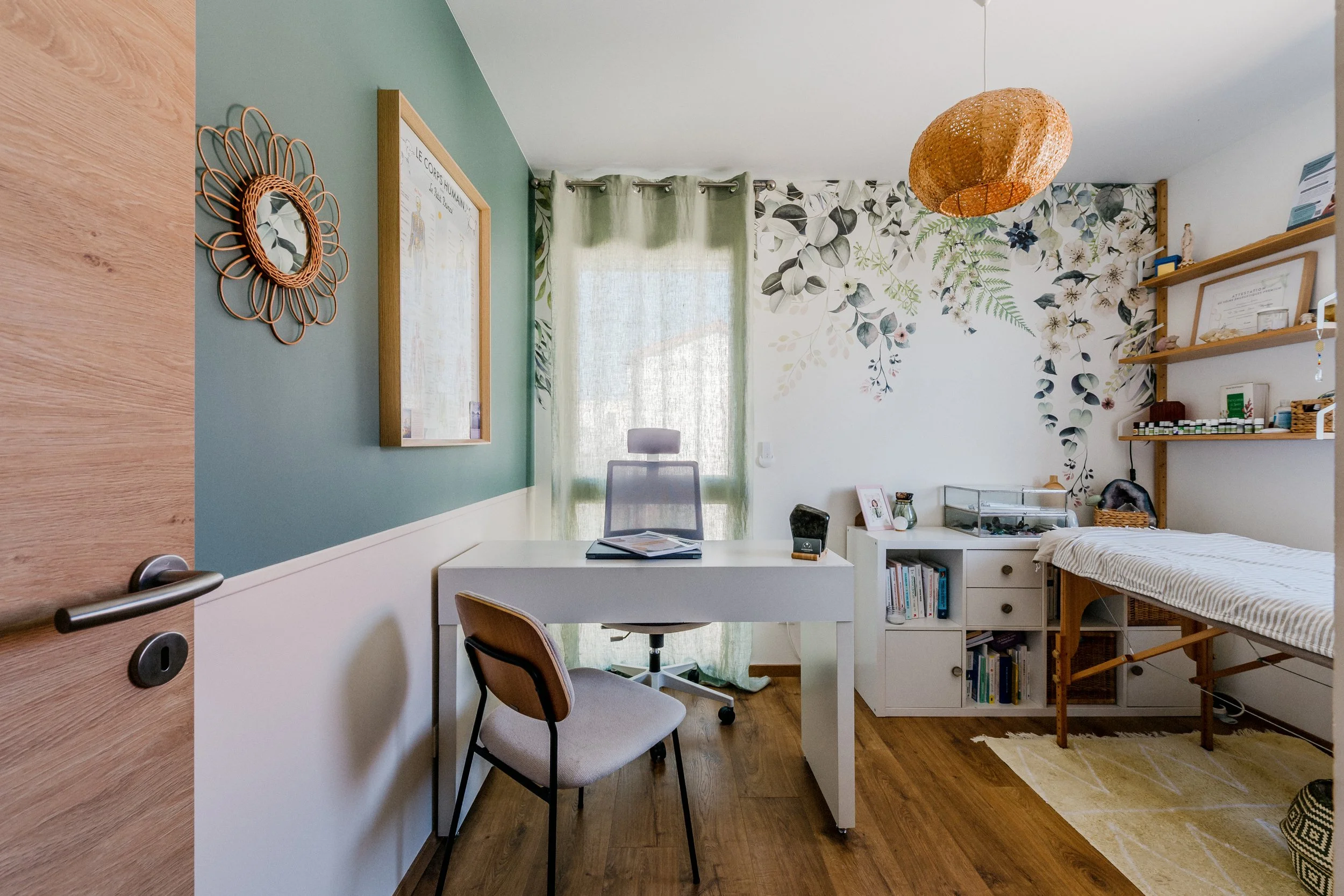 Une chambre avec un bureau, une chaise, un lit et des étagères, décorée avec des fleurs et des plantes au mur.
