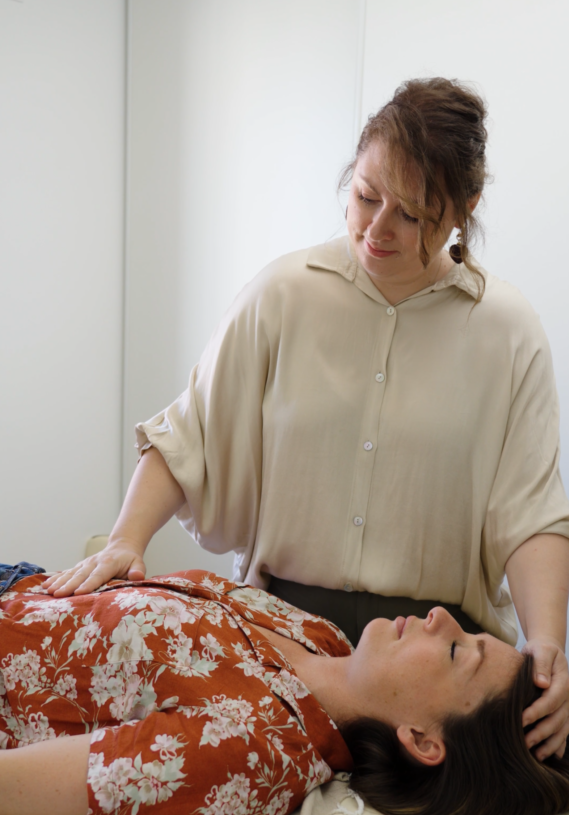 énergéticienne pratiquant un soin énergétique pour apaiser stress et fatigue