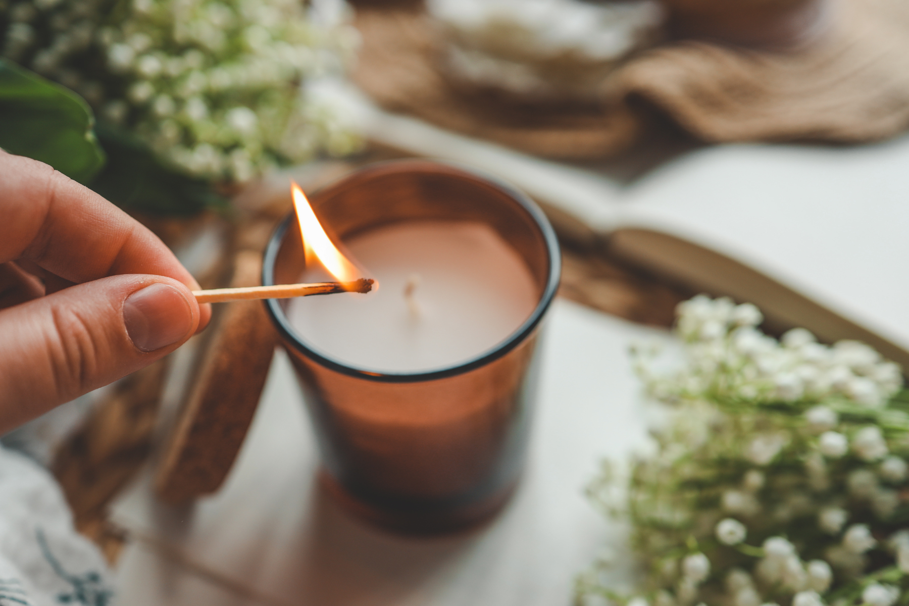 une bougie qui est sur le point d'être allumée