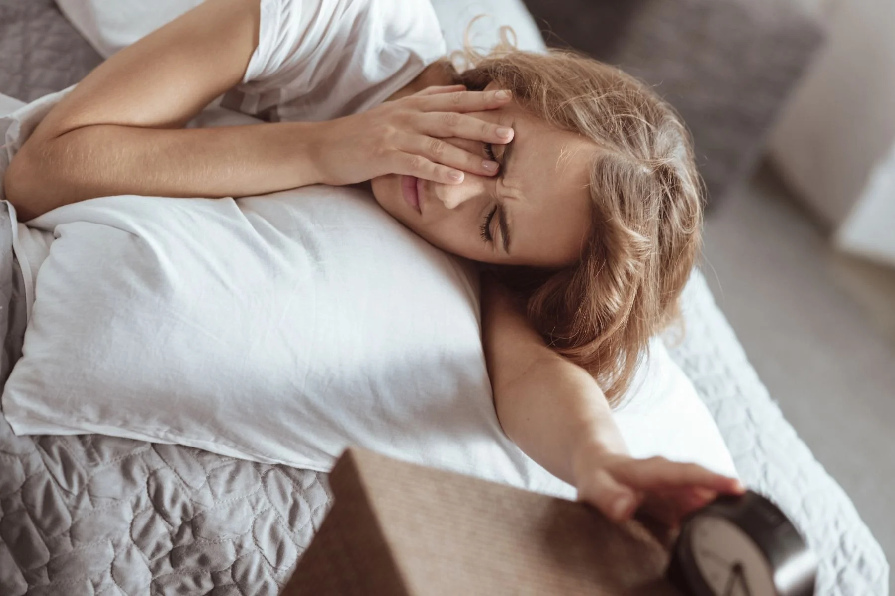 femme au réveil qui a du mal à se lever