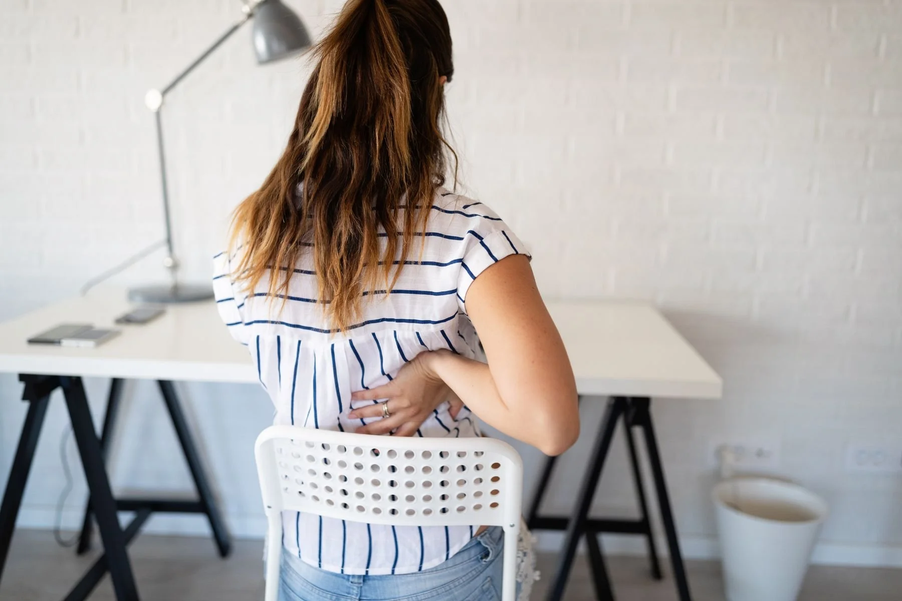 femme assise ayant mal au dos