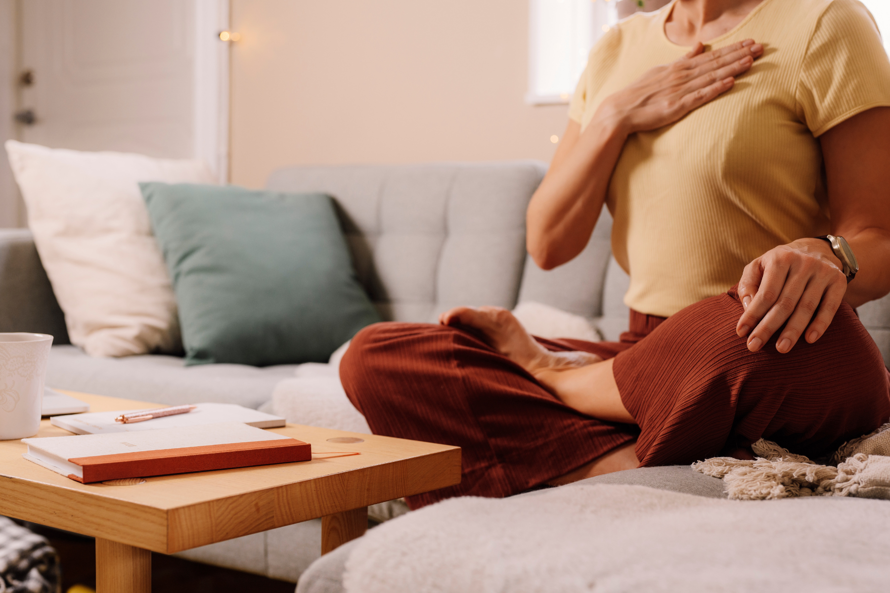 femme assise en tailleur et pratiquant des techniques de respiration