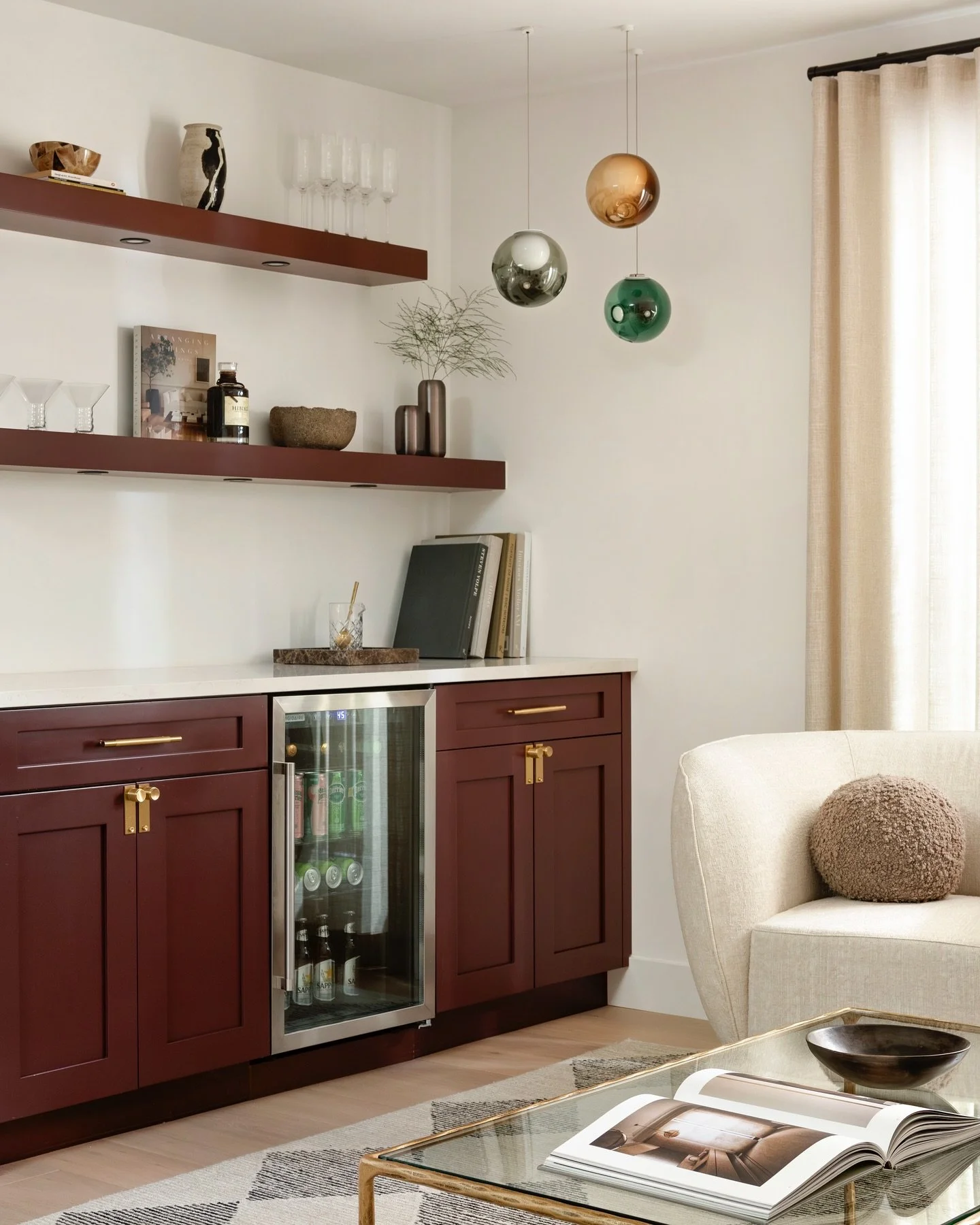 Weekend state of mind. A glimpse into the lounge at our Ocean Park project. Perfect for unwinding with a cocktail or a good book.

Design: @jack.brown.studio 
Image: @tina_emapeterphoto 
Styling: @mtischer