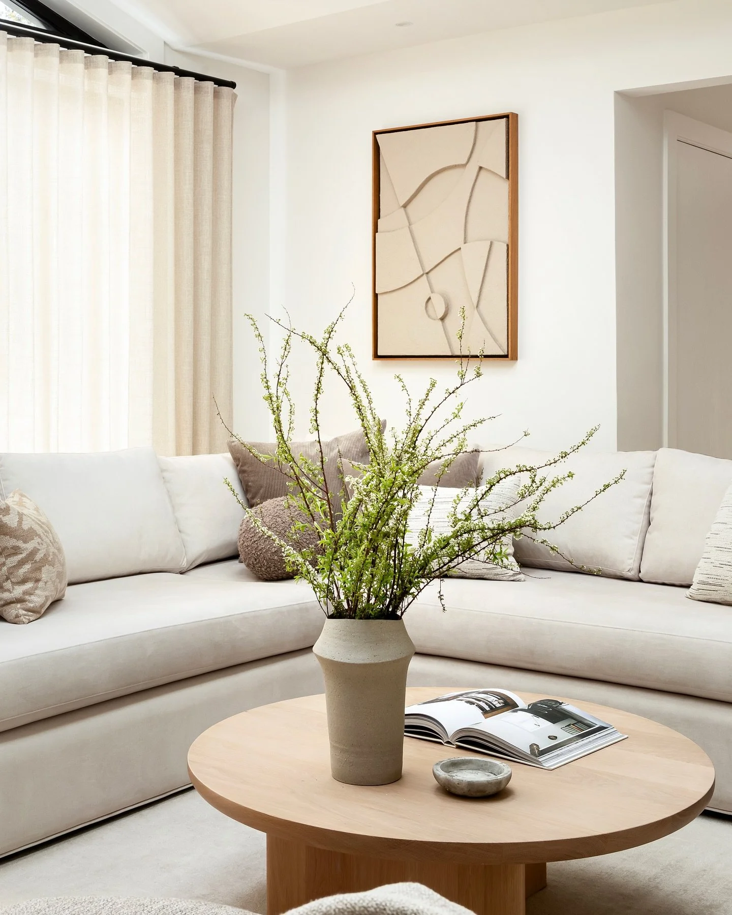 Our Ocean Park project is all about calm neutrals and luxe textures (because who couldn&rsquo;t use more of that these days), paired with a commissioned art piece by the talented Vancouver artist Kayla Kleine. TGIF, everyone! 

Design: @jack.brown.st