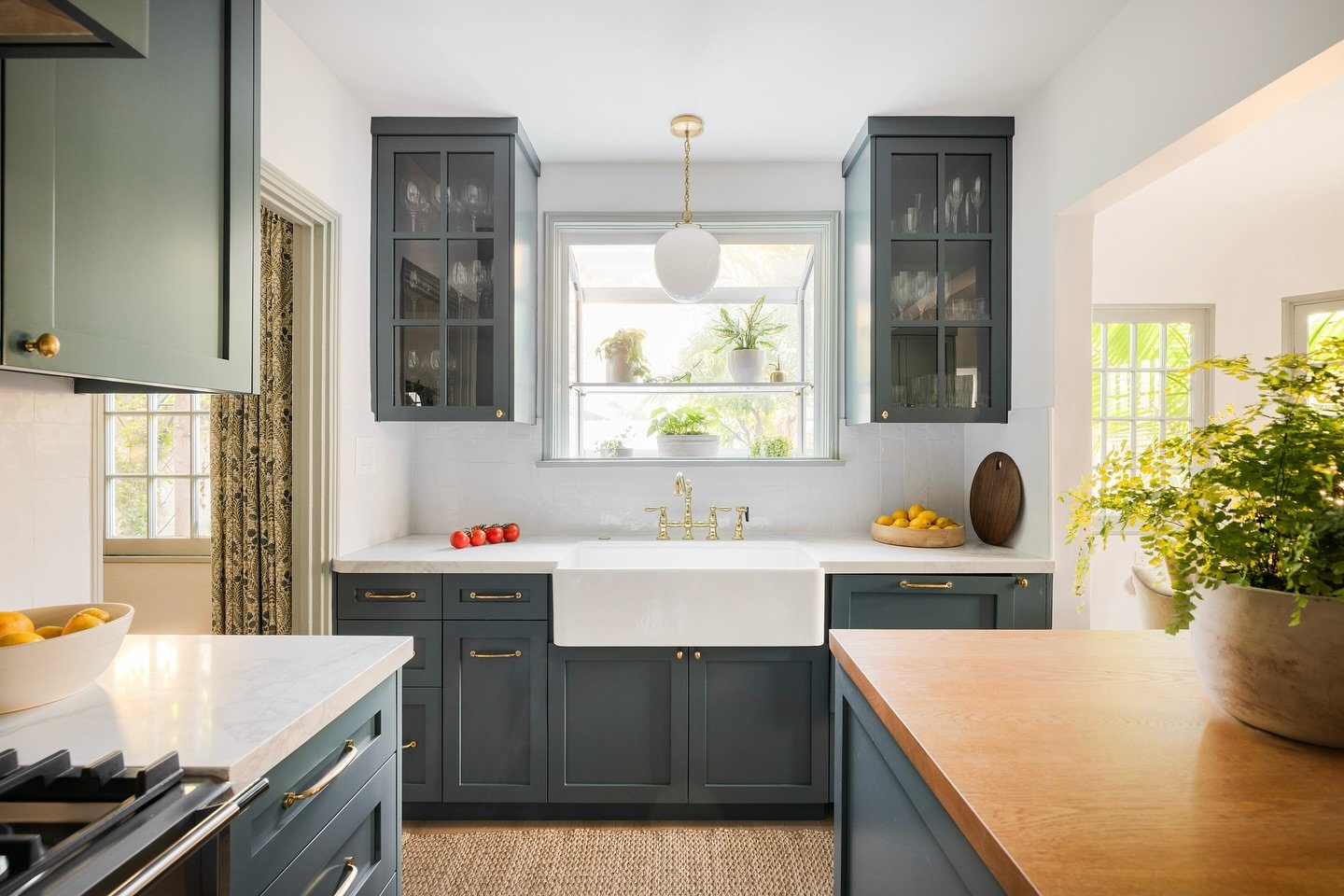 I used @farrowandball Inchyra Blue for the cabinetry in our Los Angeles project, a nuanced shade that acts as a connecting thread throughout the home. The colour subtly echoes the drapery in the living and dining rooms, guiding the eye from the front
